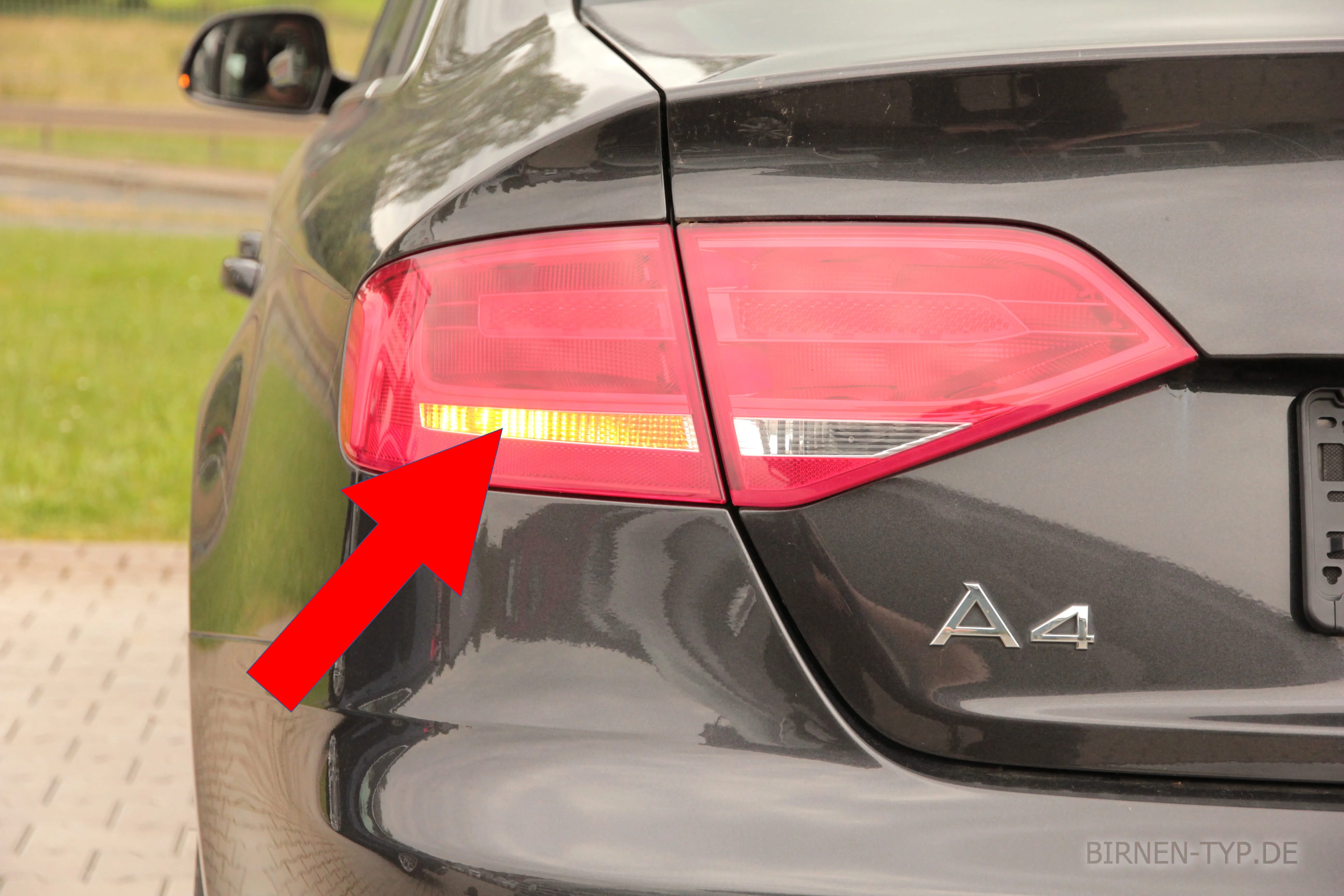 Blinker hinten des Audi A4 4. Gen — bei Limousinen OHNE LED-Rückleuchten