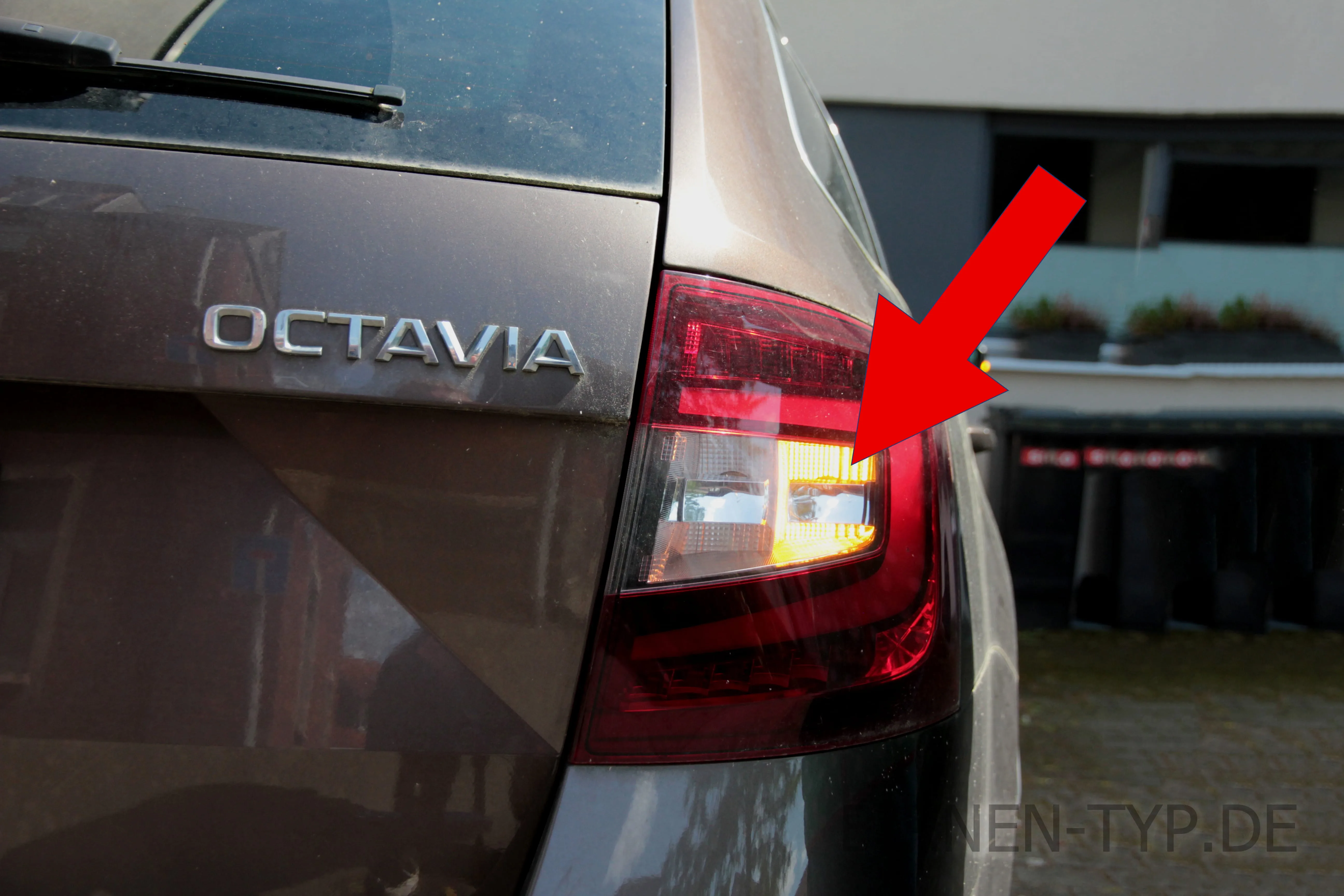 Blinker hinten des Škoda Octavia — bei Limousinen mit Glühlampen-Rückleuchten