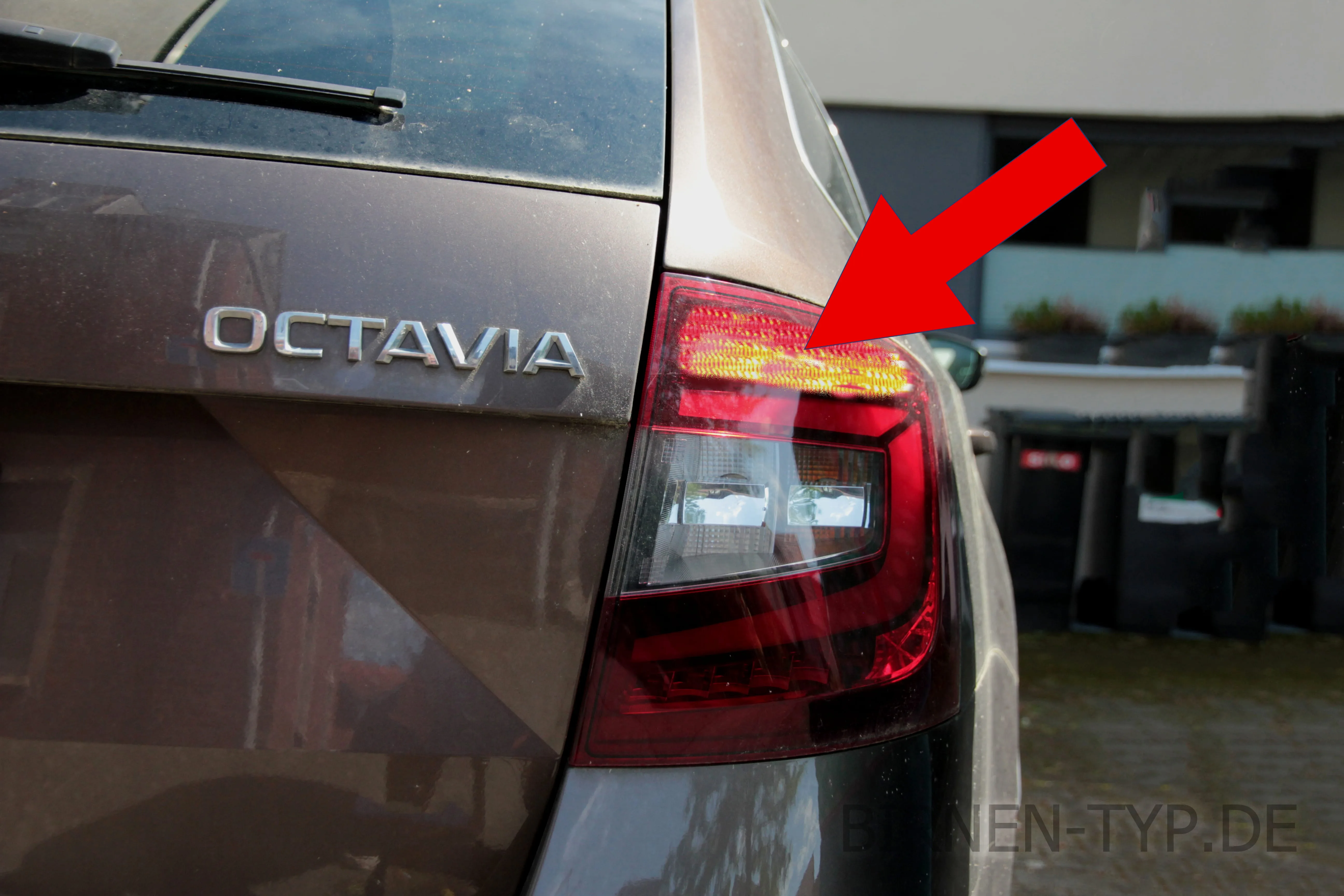 Bremslicht des Škoda Octavia — bei Limousinen mit Glühlampen-Rückleuchten