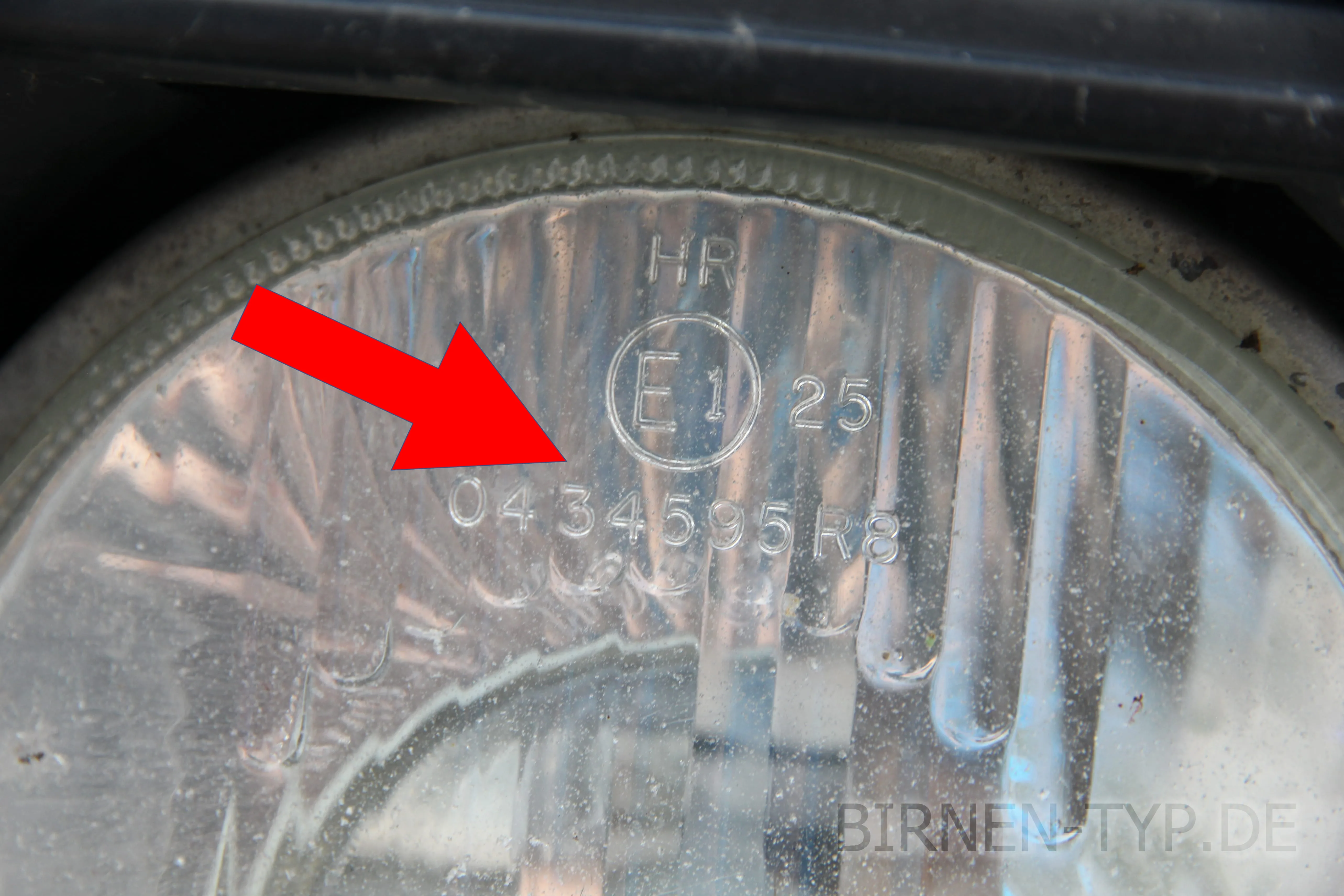 Die Scheinwerfer-Genehmigungsnummer des BMW 3er 2 1982 1994 findest Du hier, sie lautet E1 7R017404 E1 7R017408 E1 7R017409 od. E1 047404R8 E1 047408R8 E1 047409R8 Bild 3 NACH F