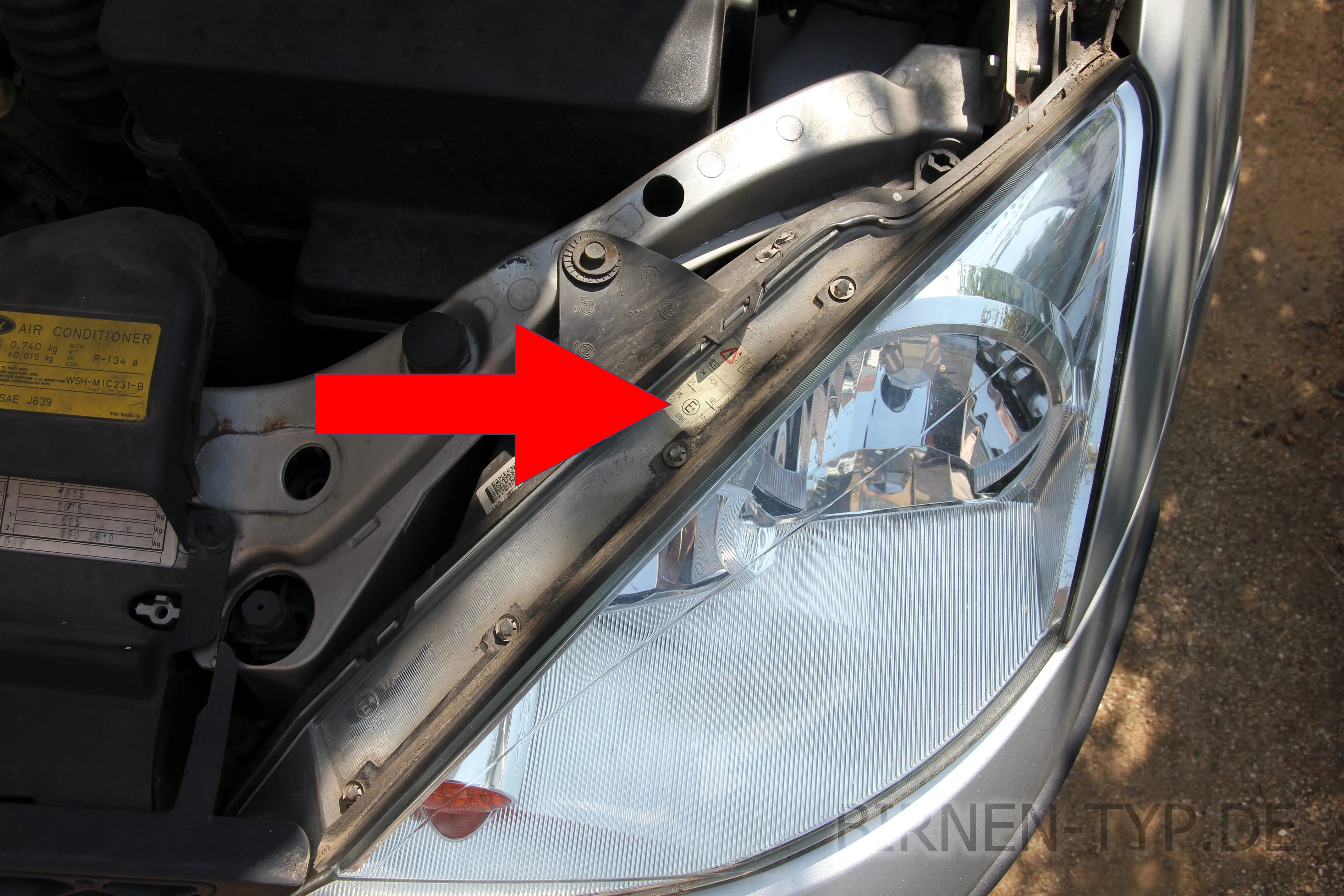 Hier findest Du die Scheinwerfer-Genehmigungsnummer des Ford Focus 1
