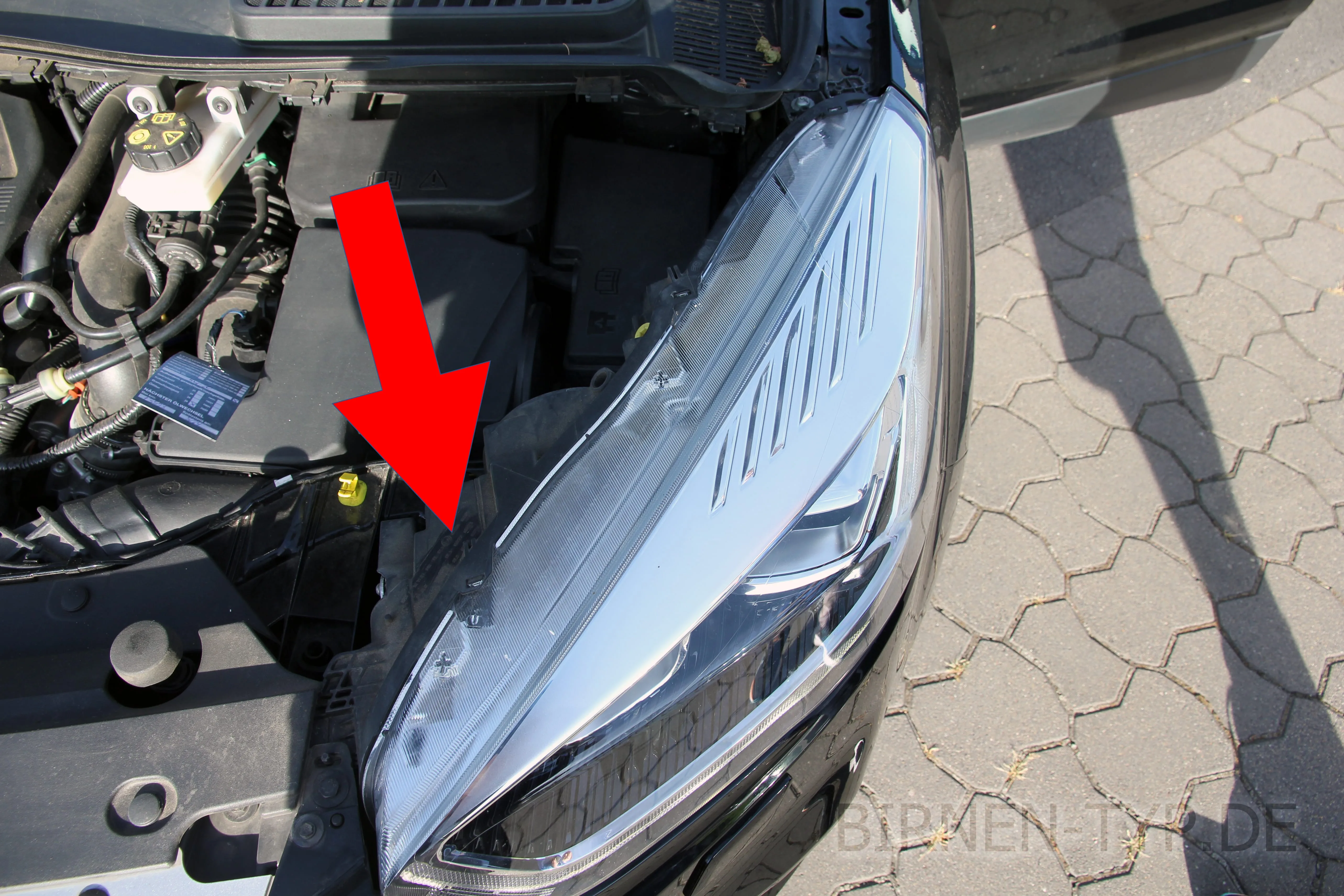 Hier findest Du die Scheinwerfer-Genehmigungsnummer des Ford Kuga 2