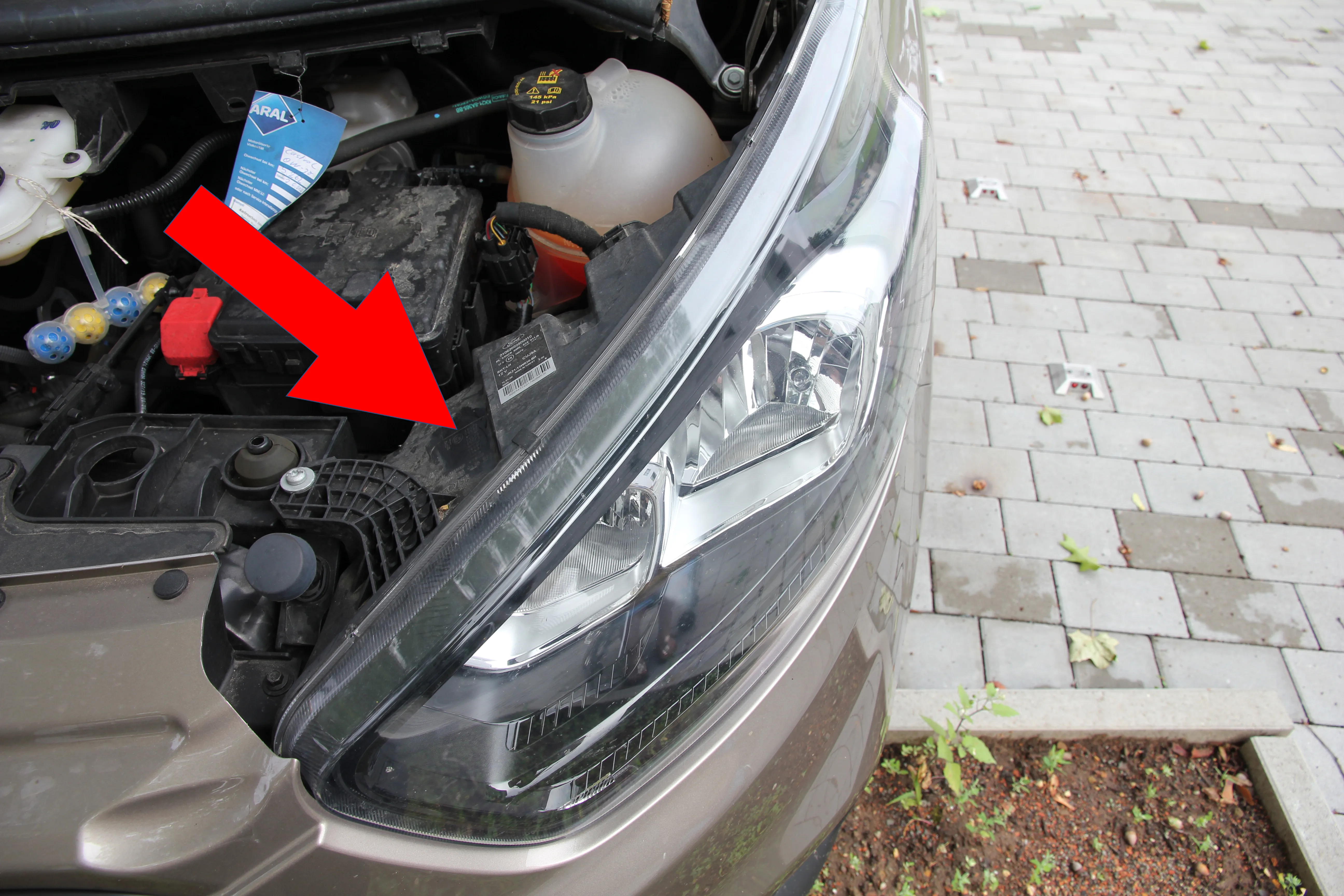 Hier findest Du die Scheinwerfer-Genehmigungsnummer des Ford Tourneo Custom 1