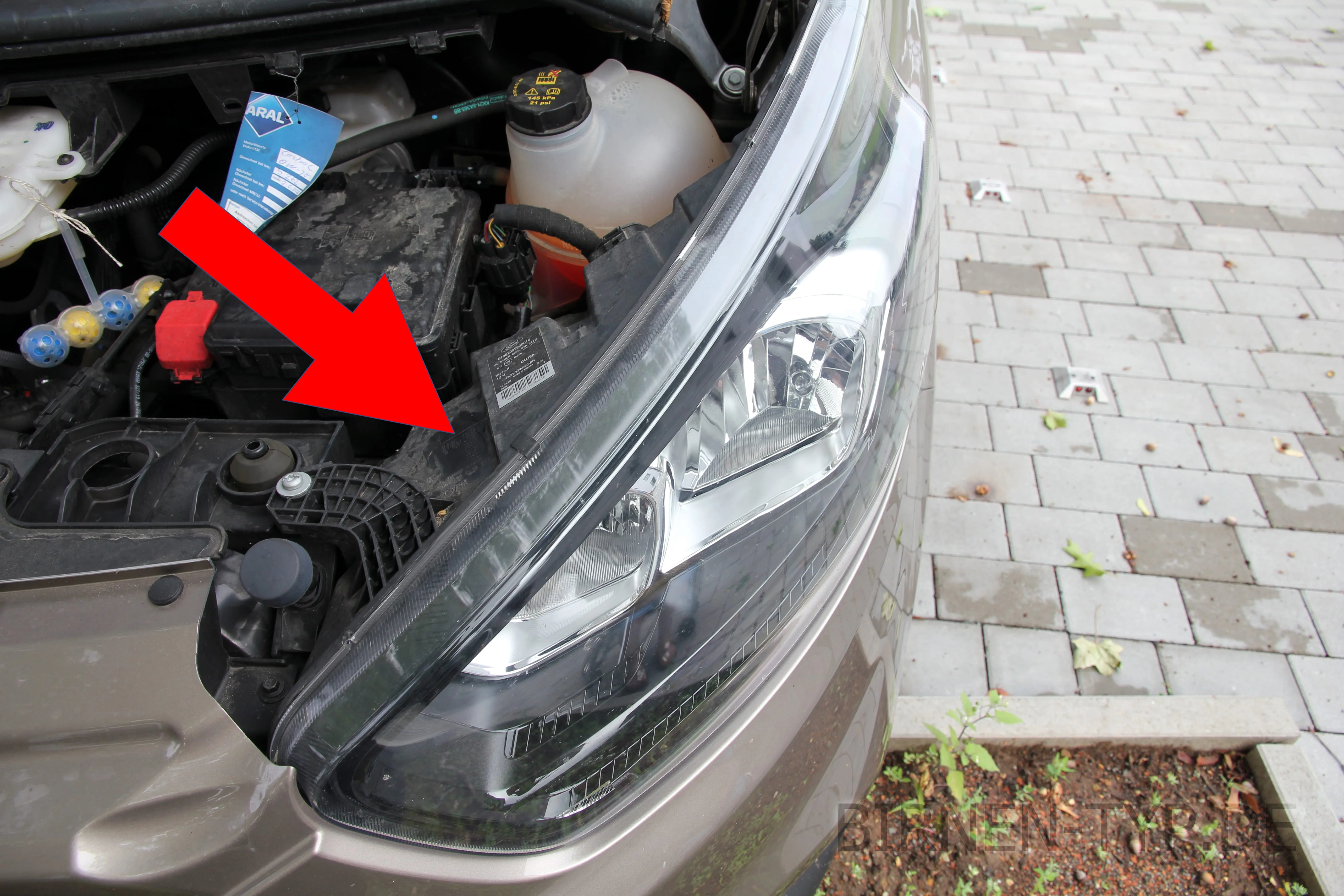 Hier findest Du die Scheinwerfer-Genehmigungsnummer des Ford Transit Custom 1