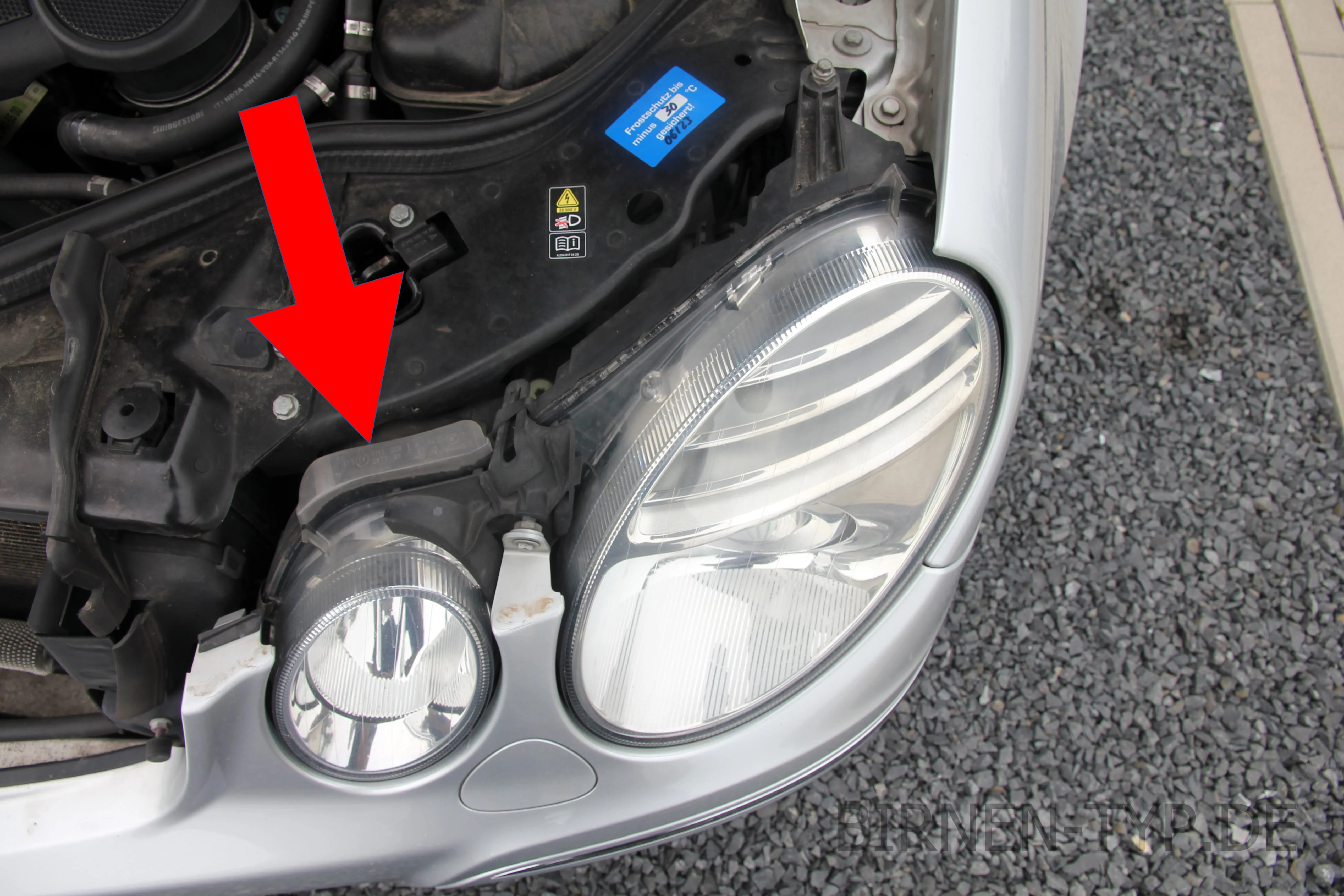 Hier findest Du die Scheinwerfer-Genehmigungsnummer des Mercedes-Benz E-Klasse 3