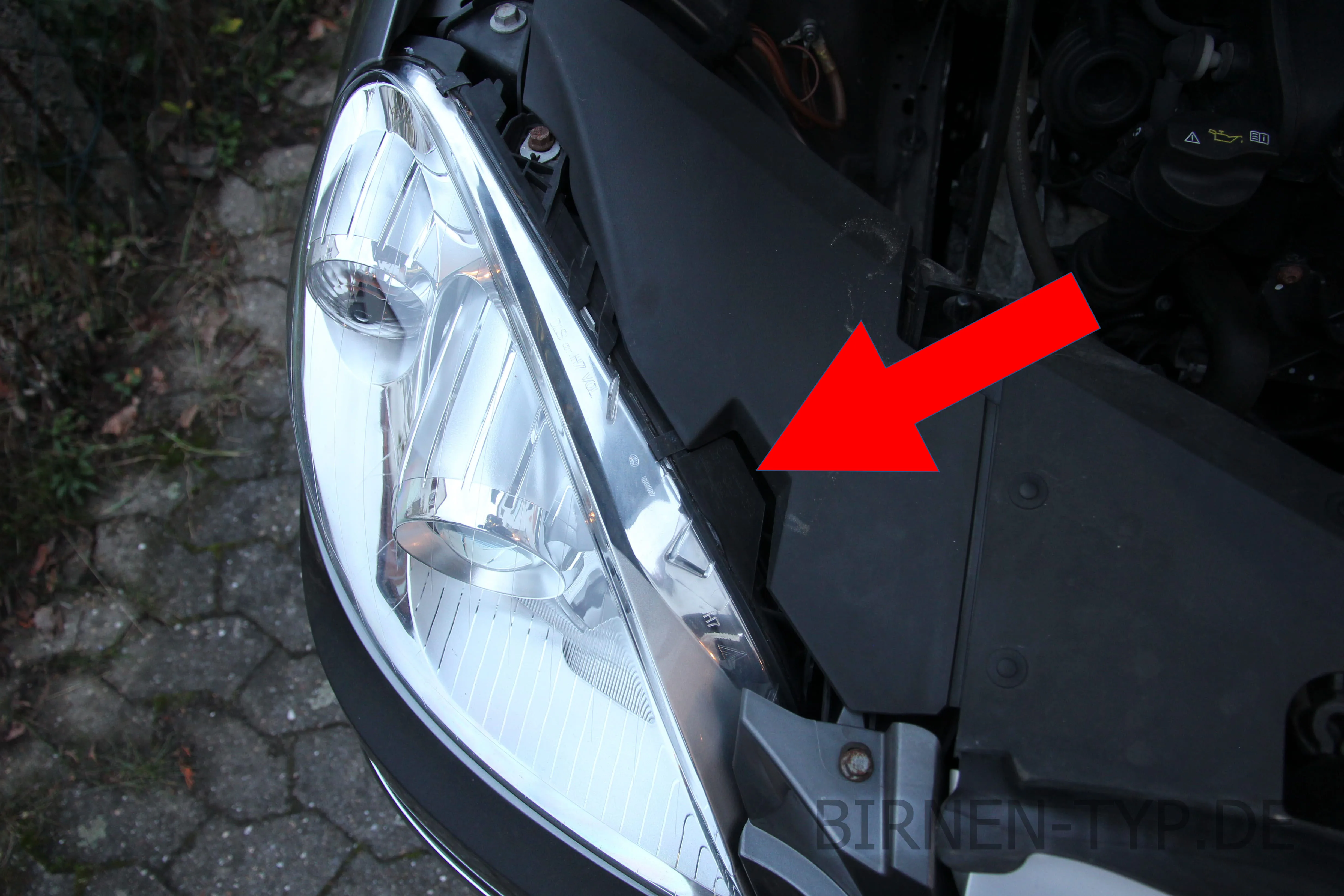 Hier findest Du die Scheinwerfer-Genehmigungsnummer des Mercedes-Benz B-Klasse 1