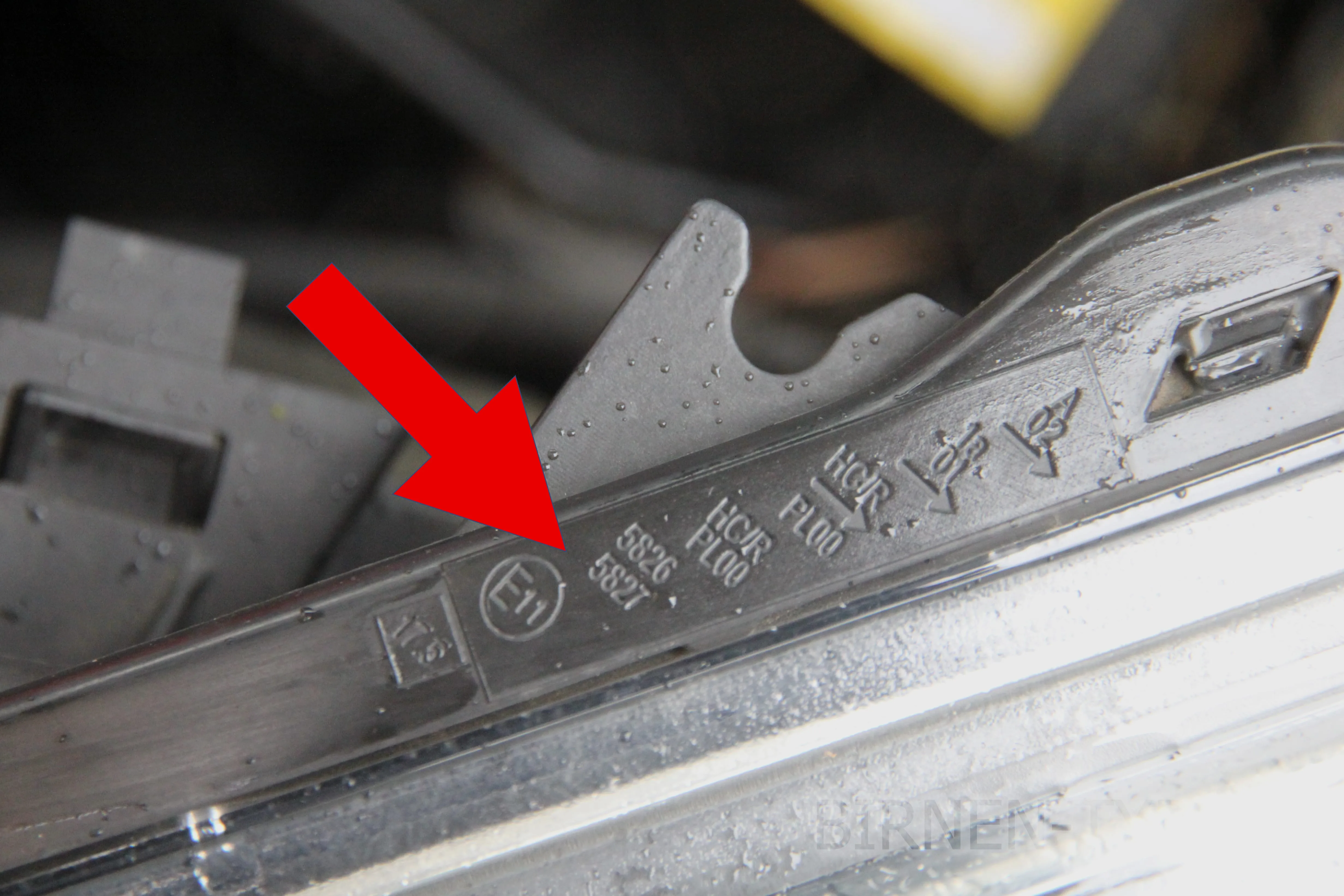 Die Scheinwerfer-Genehmigungsnummer des Nissan NV250 1 2019 2021 findest Du hier, sie lautet E11 5826 od. E11 5827) Bild 2
