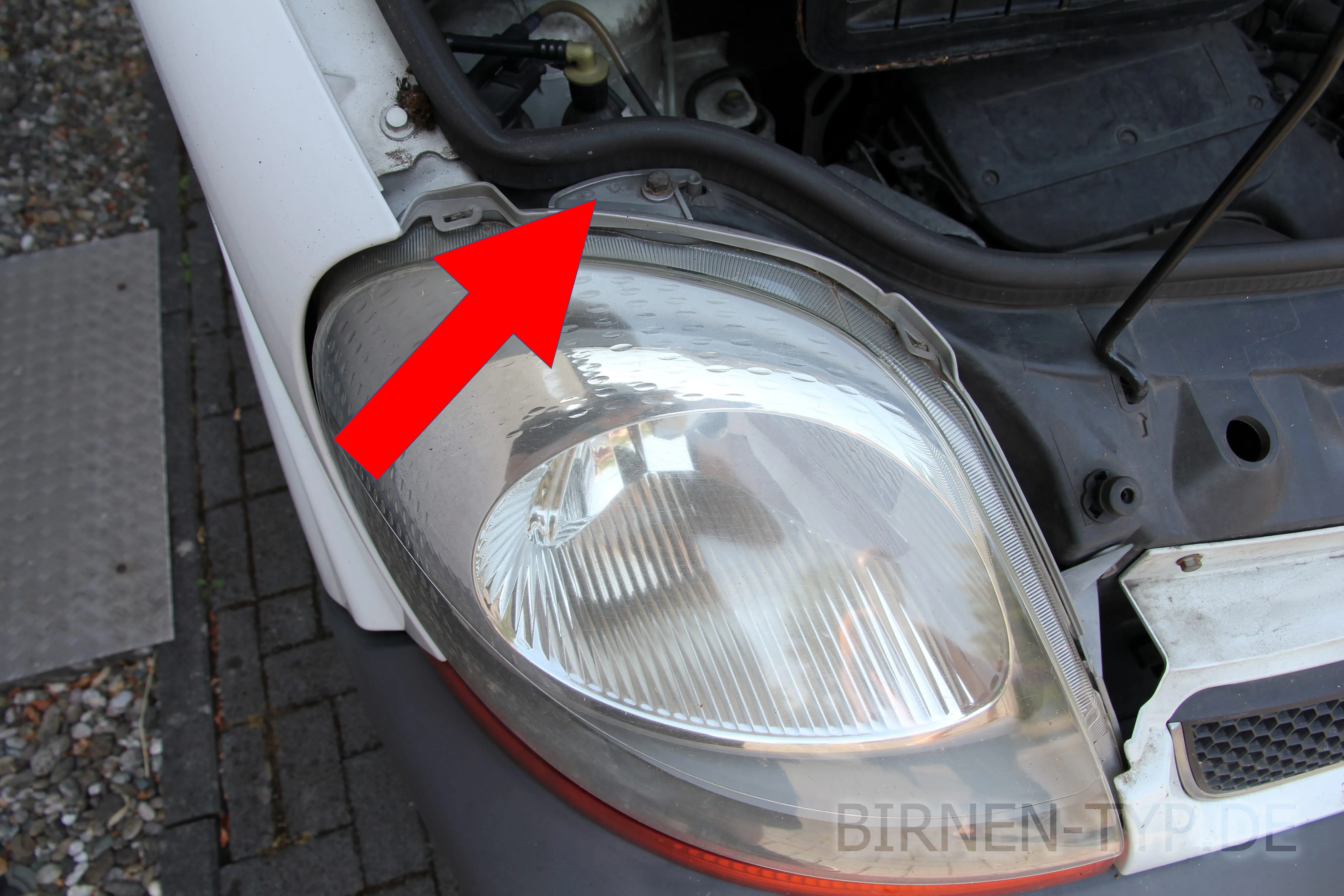 Hier findest Du die Scheinwerfer-Genehmigungsnummer des Nissan NV300 / Primastar 1