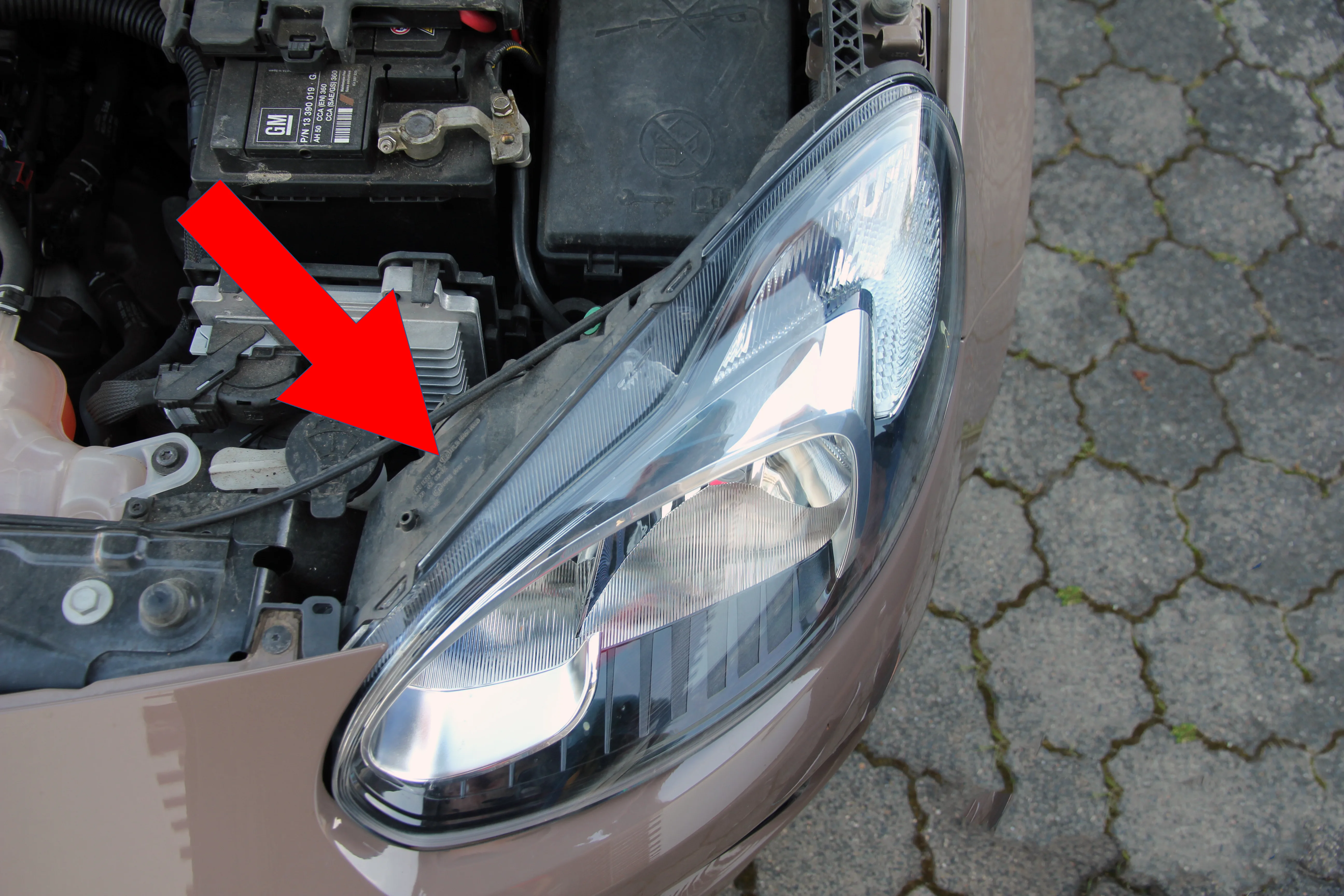 Hier findest Du die Scheinwerfer-Genehmigungsnummer des Opel Adam 1