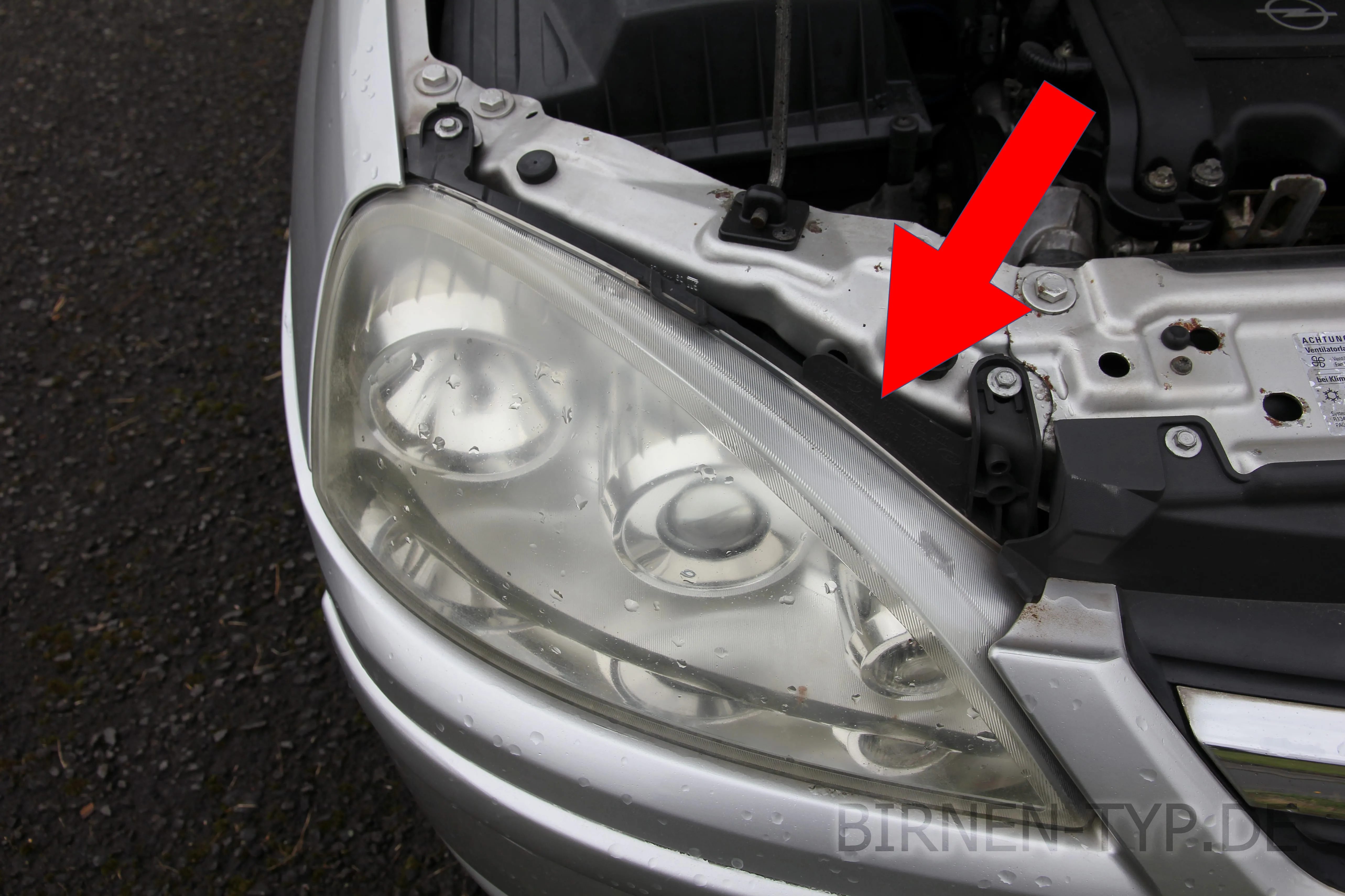 Hier findest Du die Scheinwerfer-Genehmigungsnummer des Opel Corsa C