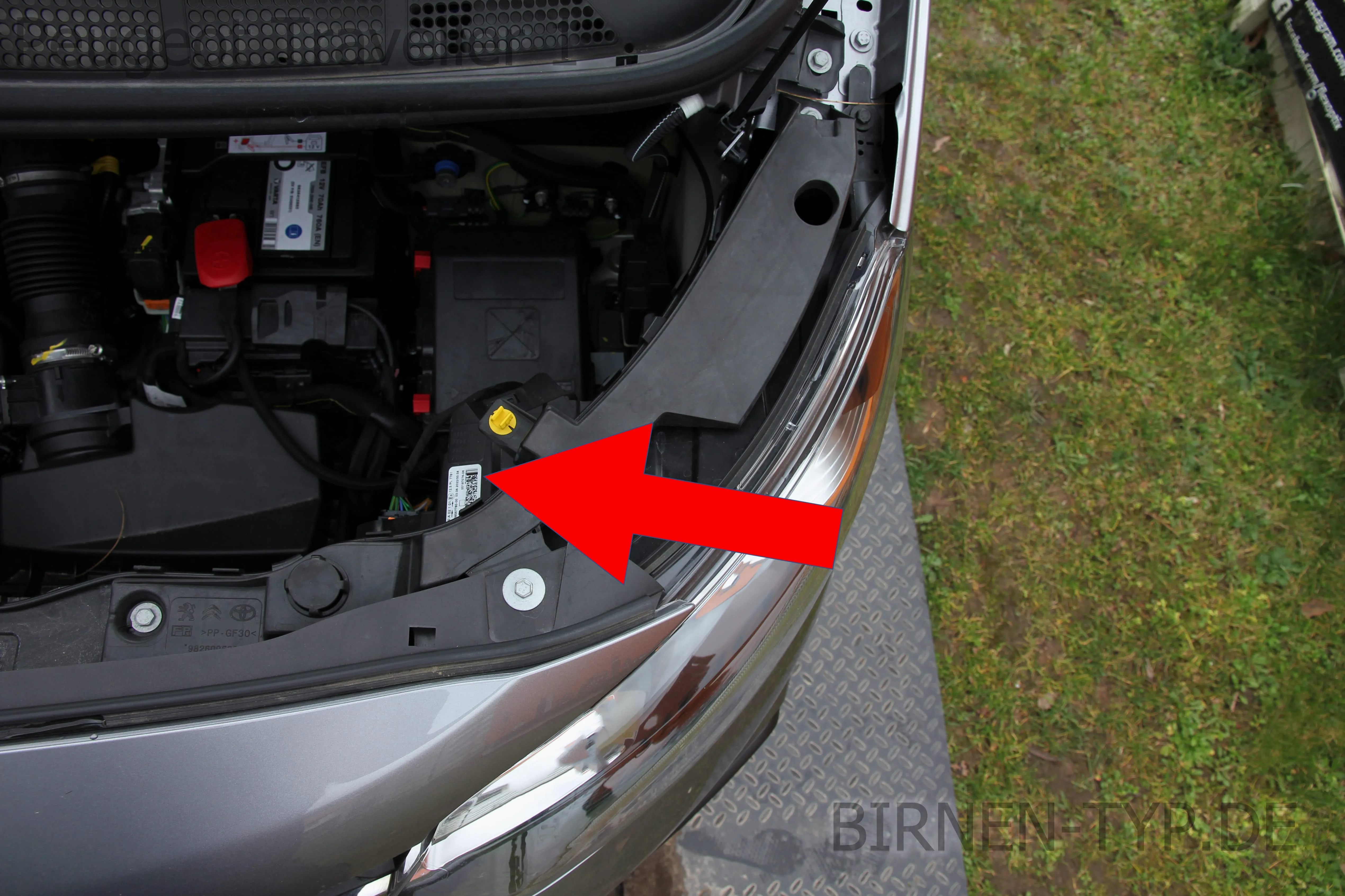 Hier findest Du die Scheinwerfer-Genehmigungsnummer des Peugeot Traveller 1