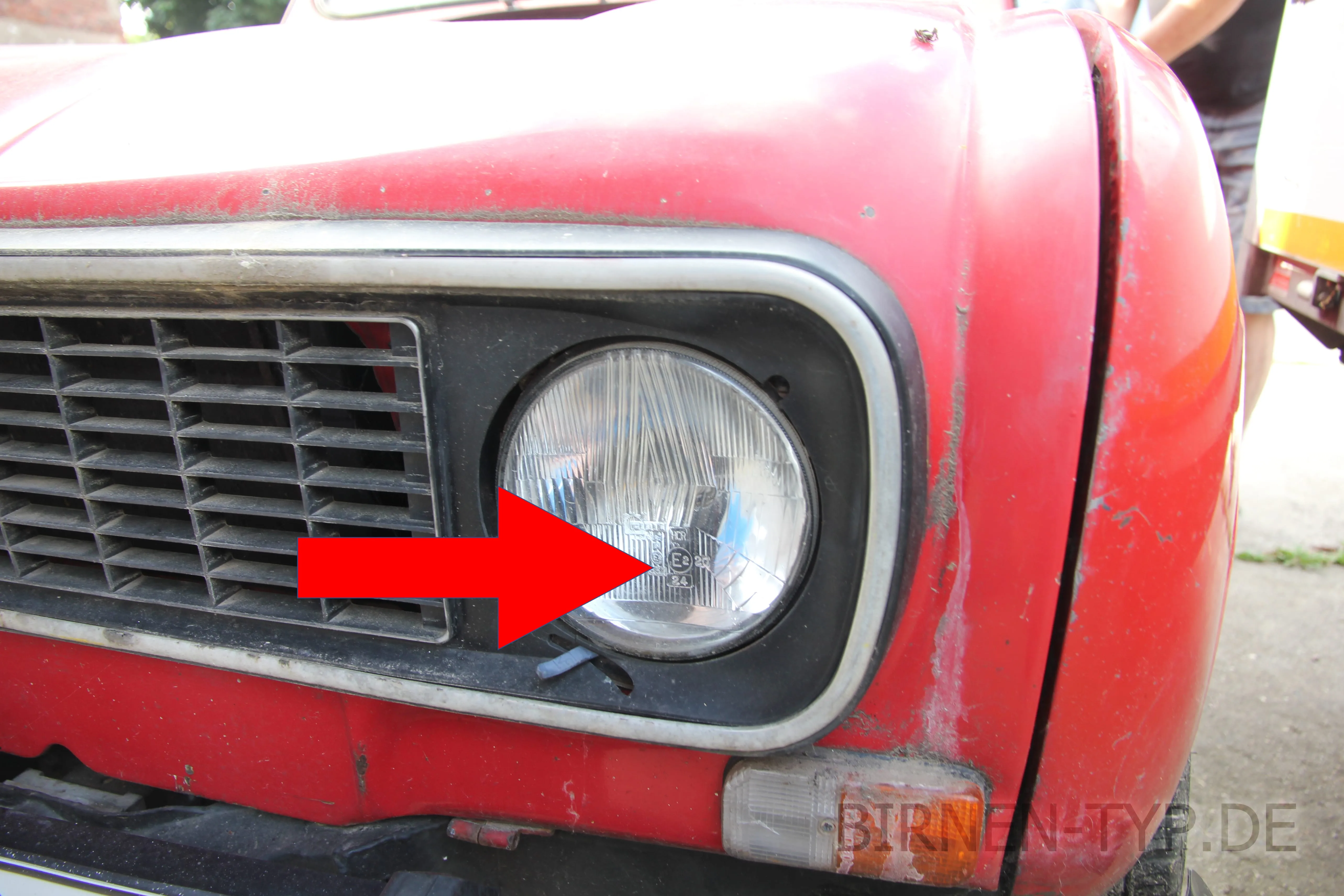 Hier findest Du die Scheinwerfer-Genehmigungsnummer des Renault R 4 1