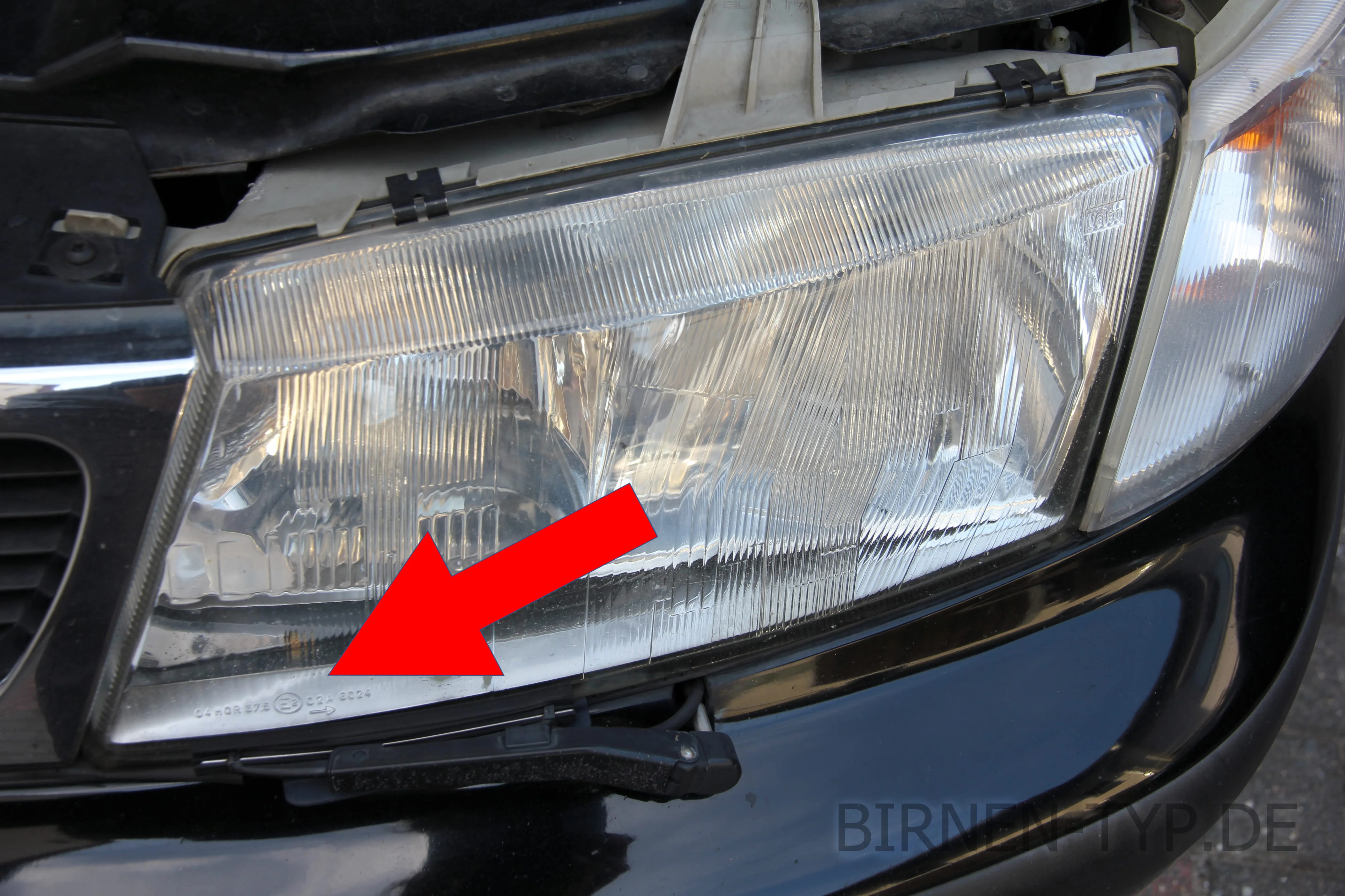 Hier findest Du die Scheinwerfer-Genehmigungsnummer des Saab 9-5 1