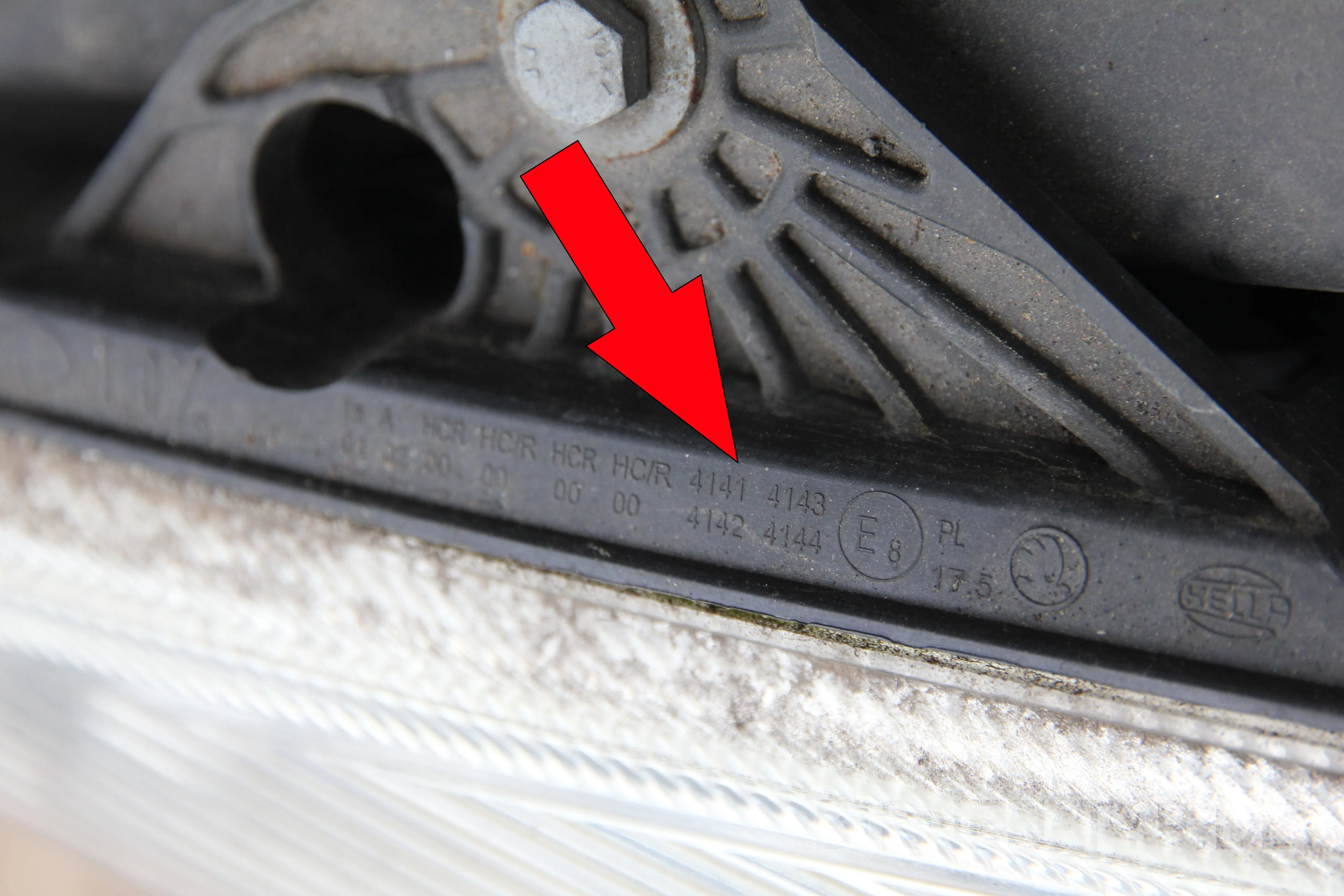 Die Scheinwerfer-Genehmigungsnummer des Škoda Roomster 1 5J 2006 2015 findest Du hier, sie lautet E1 1111 E2 2222) Bild 2