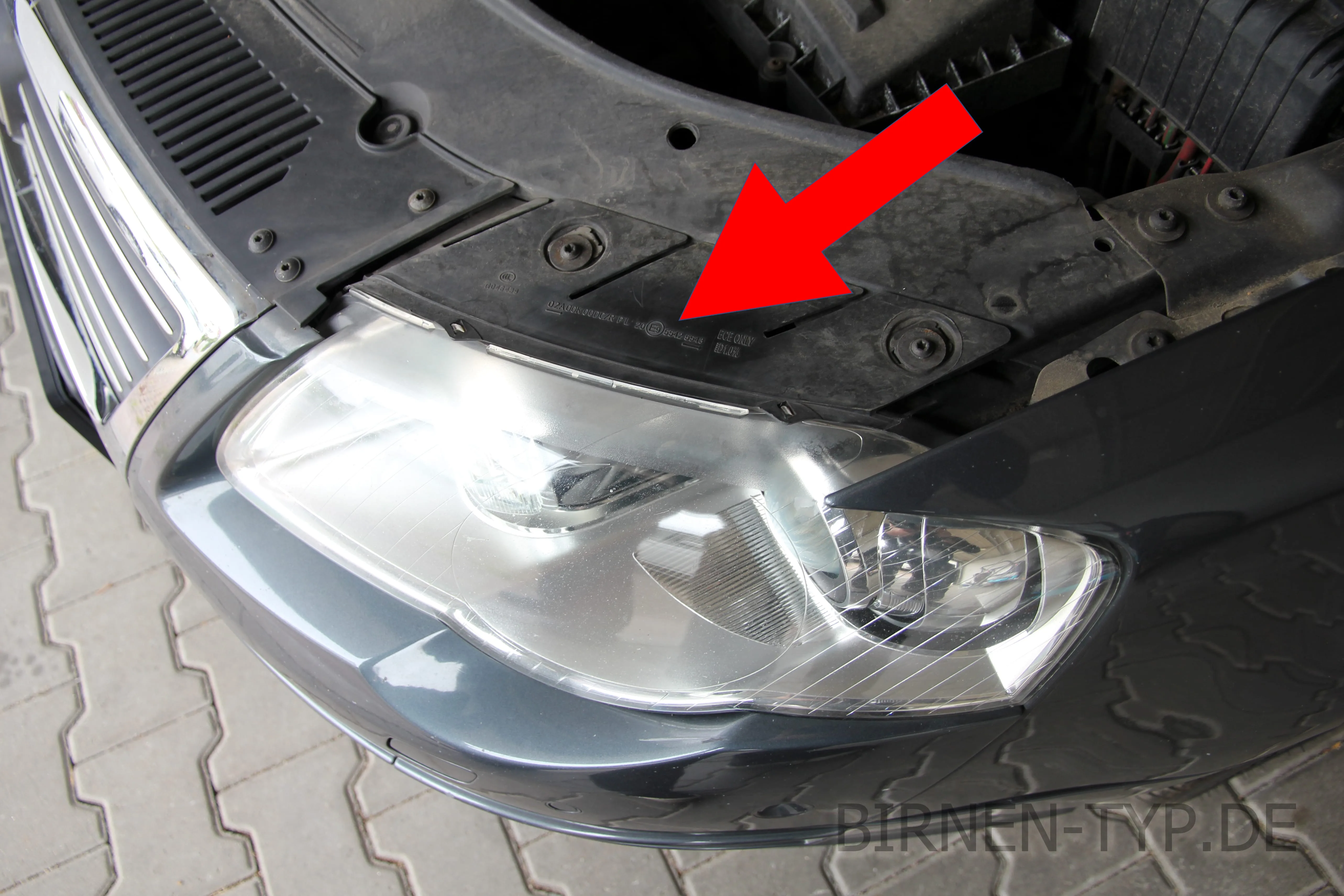 Hier findest Du die Scheinwerfer-Genehmigungsnummer des VW Passat 6