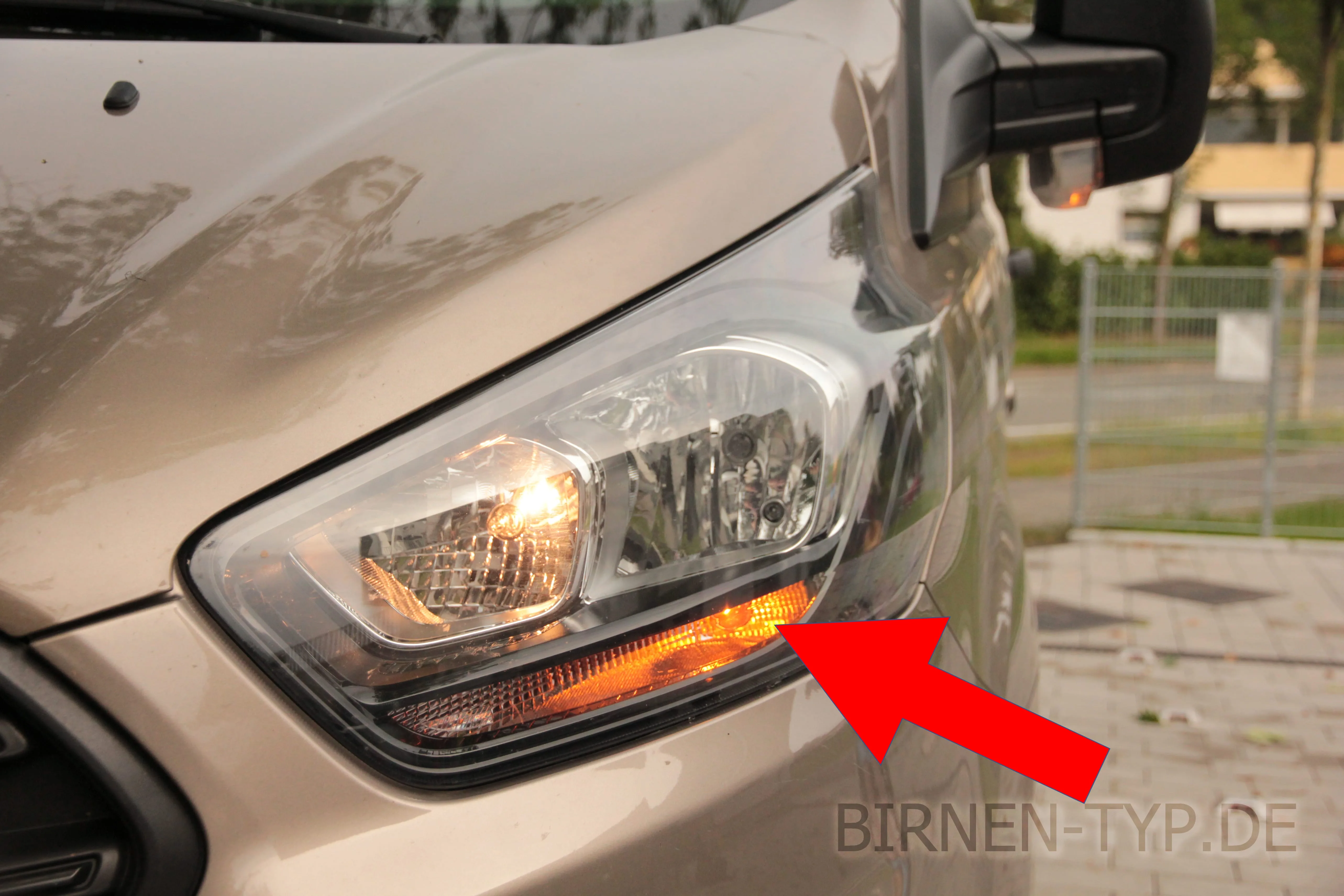 Blinker vorne des Ford Transit Custom — bei HALOGEN-Tagfahrlicht