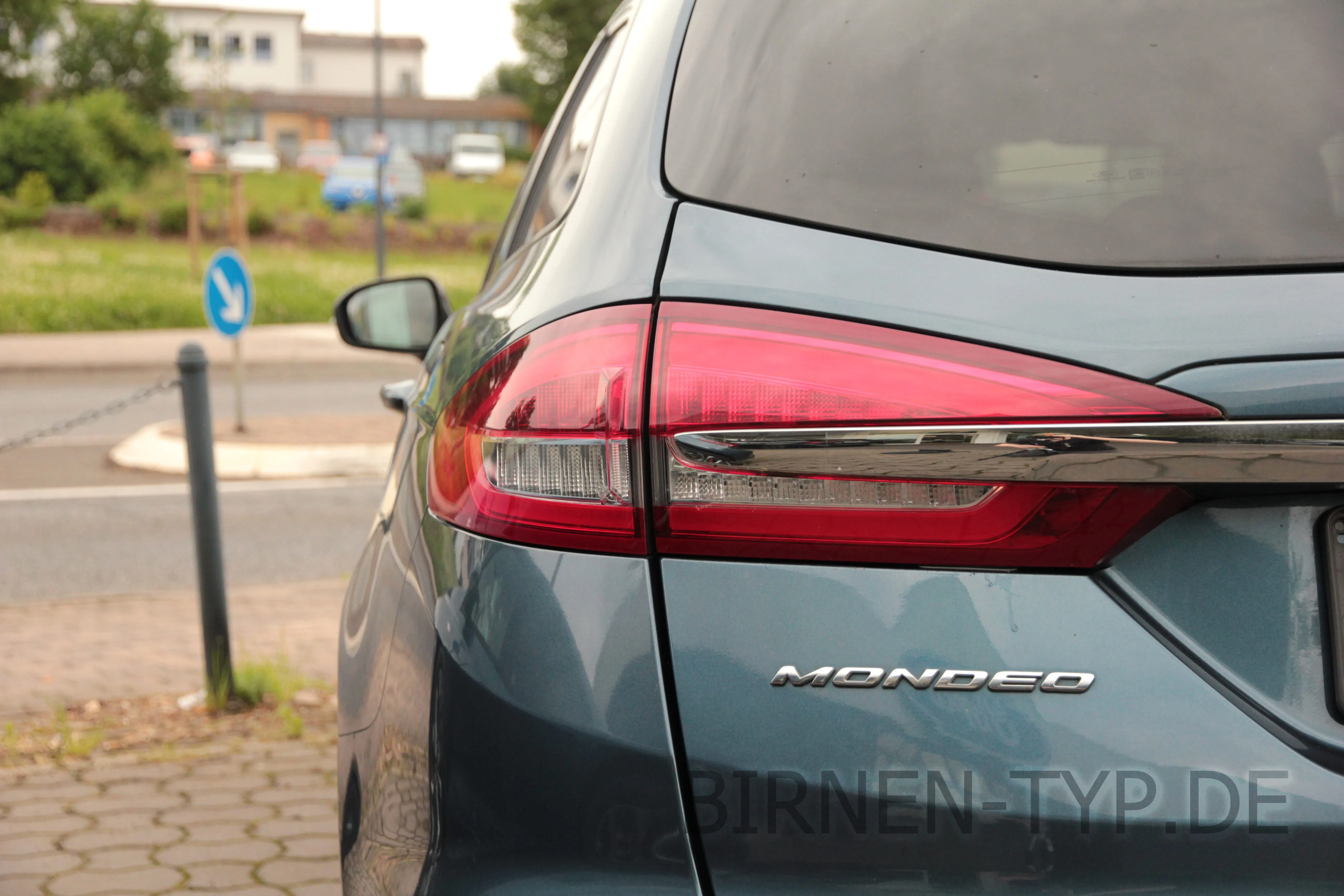 Die Rückleuchte des Ford Mondeo 5. Gen — ohne hinteres Tagfahrlicht