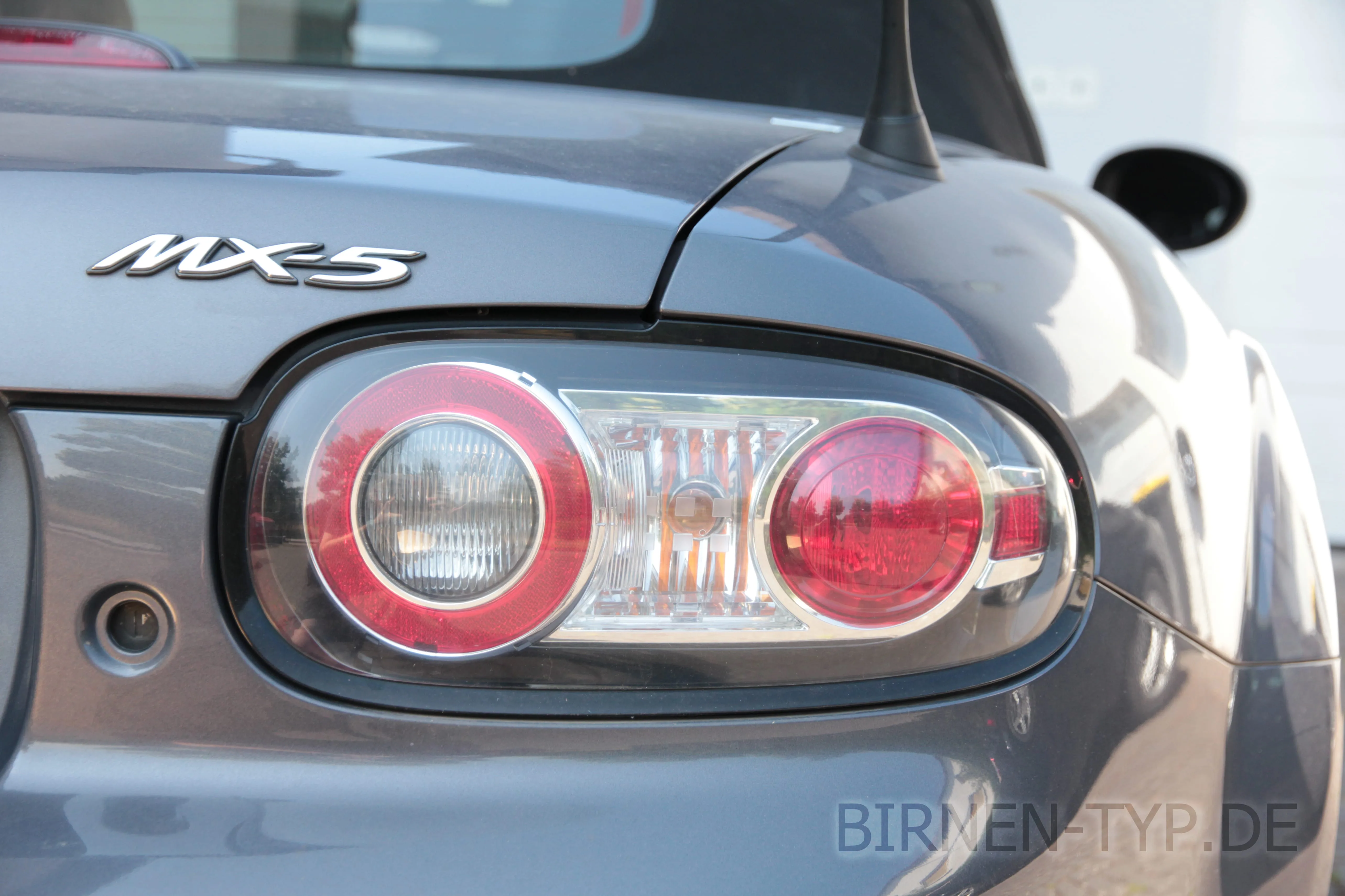 So sieht die Rückleuchte des Mazda MX-5 / Miata aus
