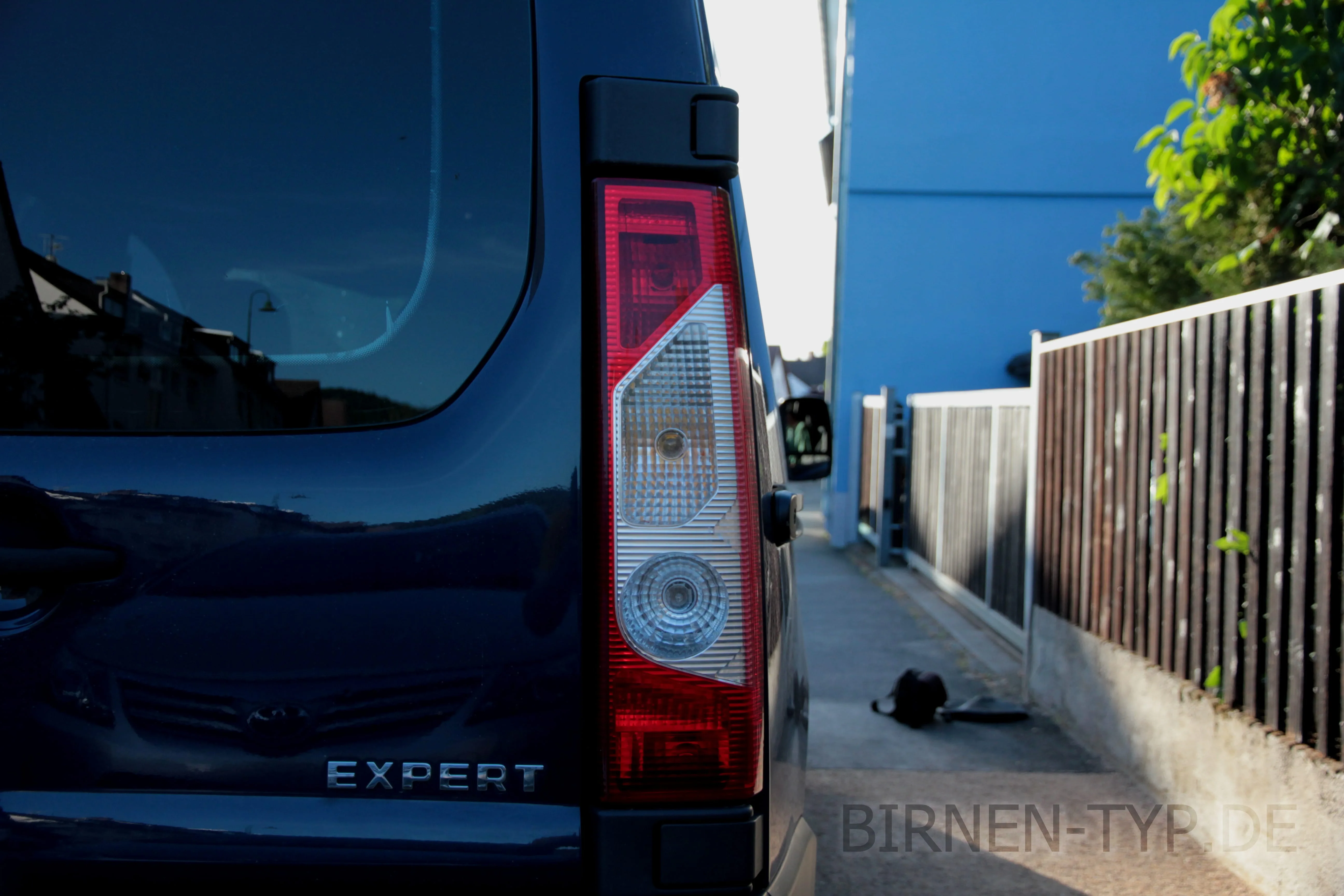 So sieht die Rückleuchte des Peugeot Expert 2. Gen., Transporter / Van aus