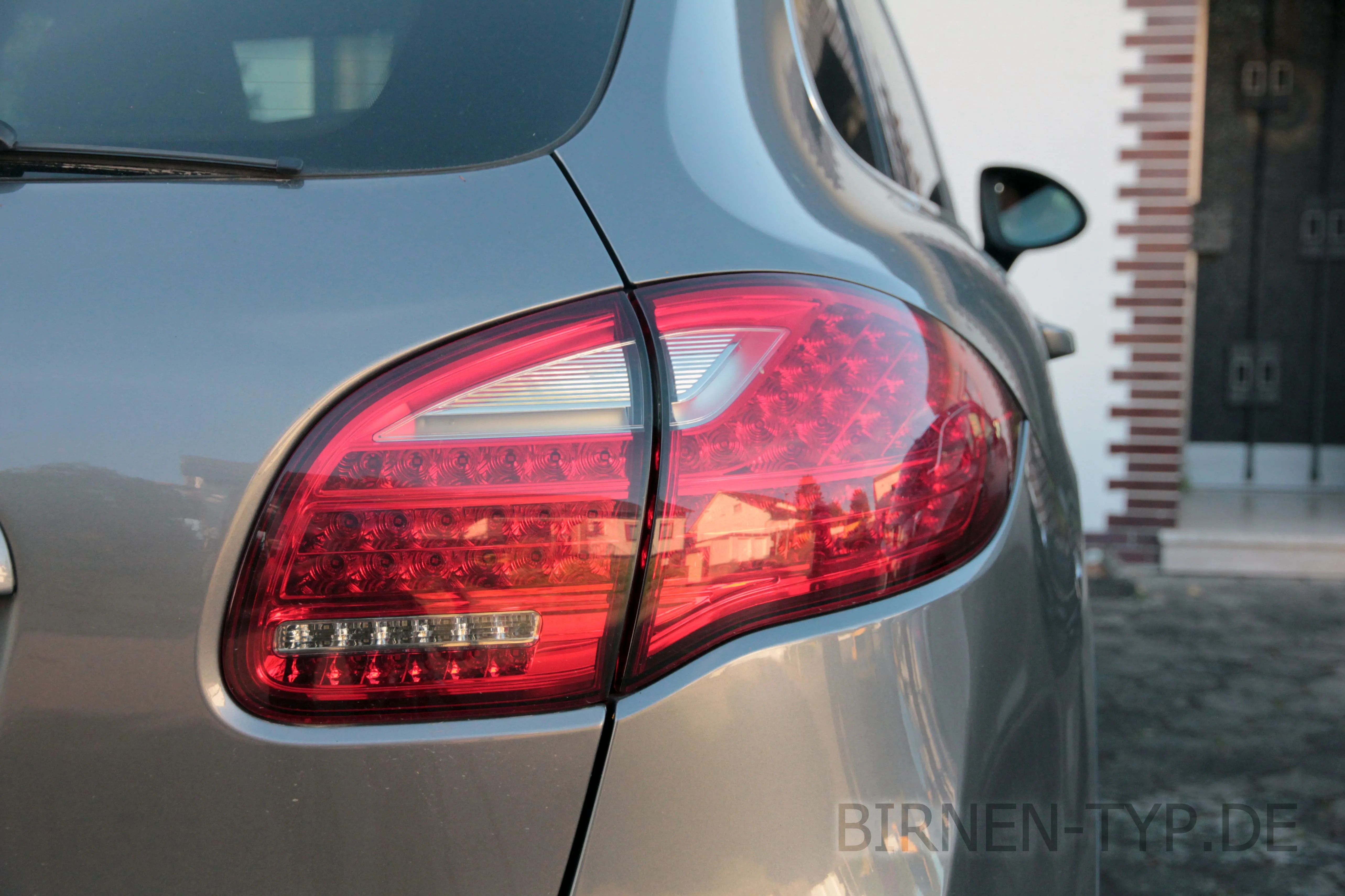 So sieht die Rückleuchte des Porsche Cayenne aus