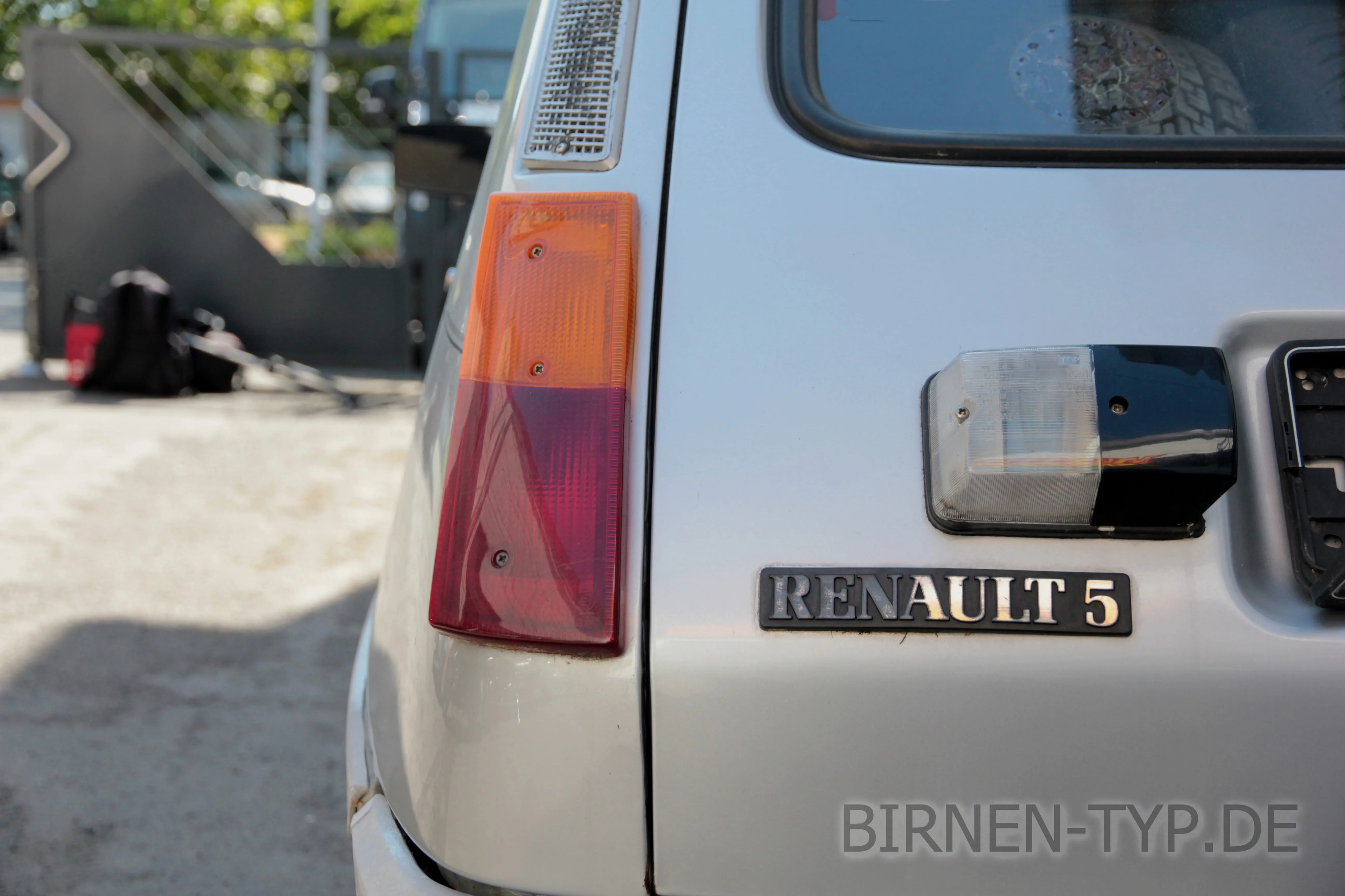 Die Rückleuchte des Renault 5 — ohne hinteres Tagfahrlicht