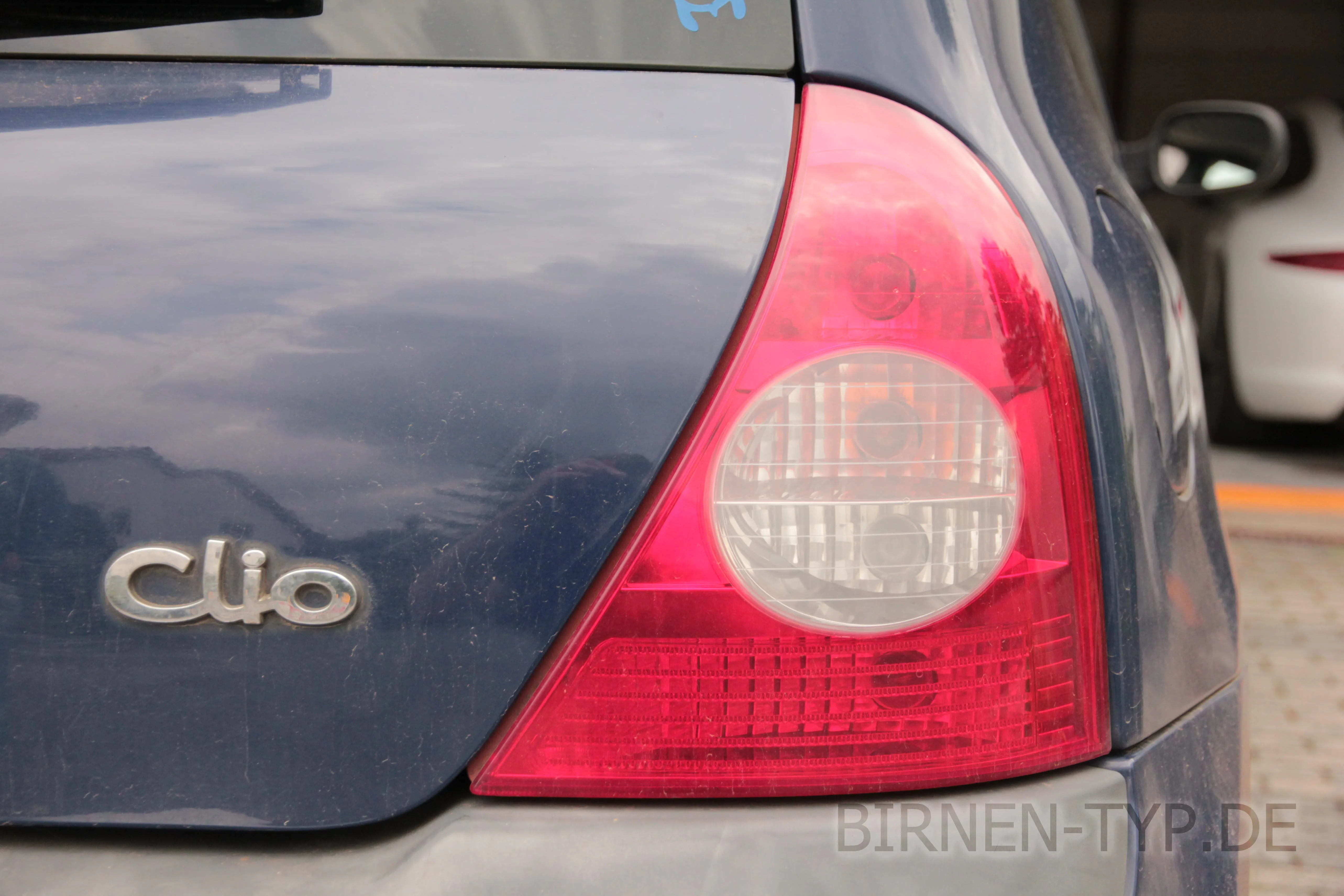 So sieht die Rückleuchte des Renault Clio 2 aus
