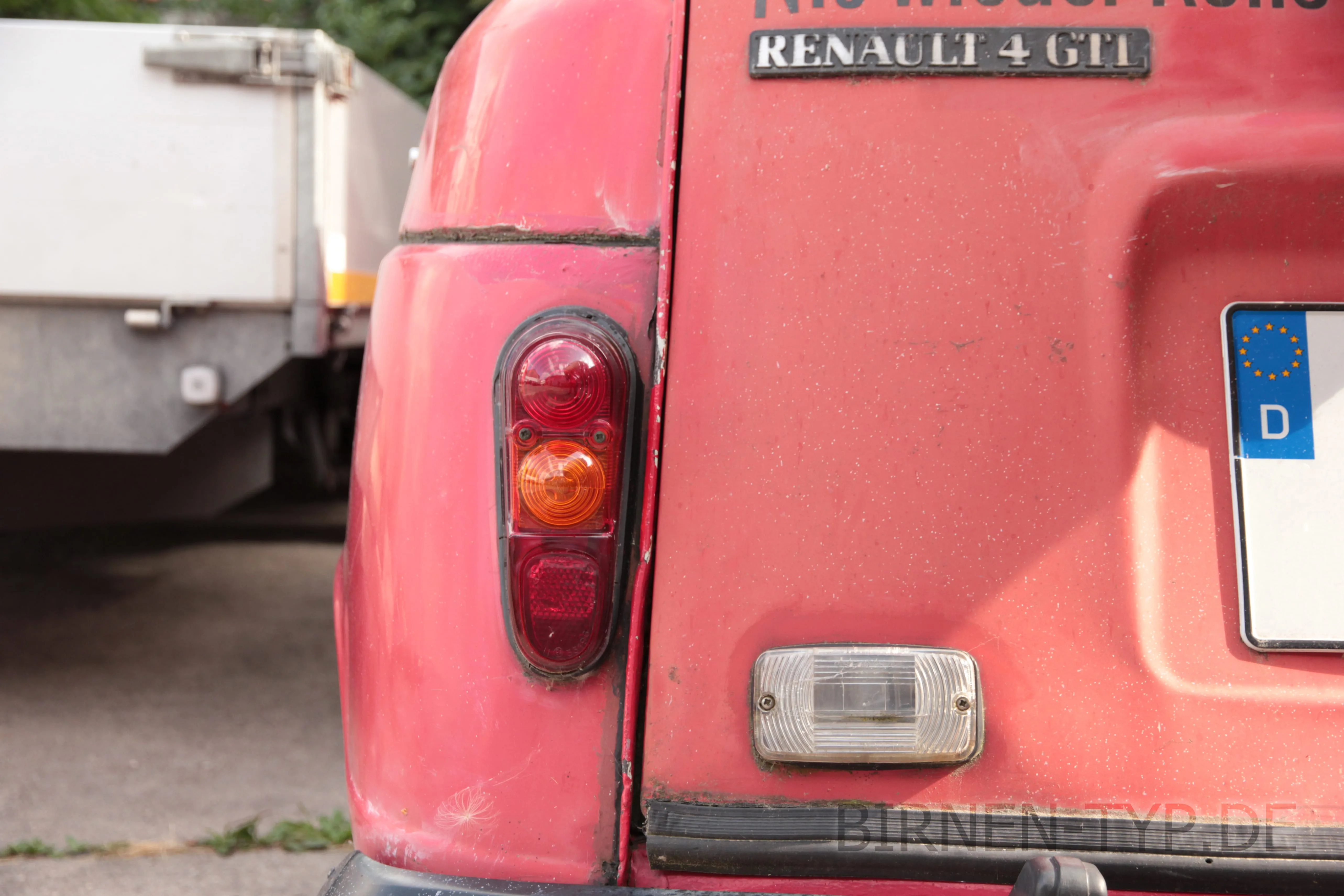 Die Rückleuchte des Renault R4 — ohne hinteres Tagfahrlicht