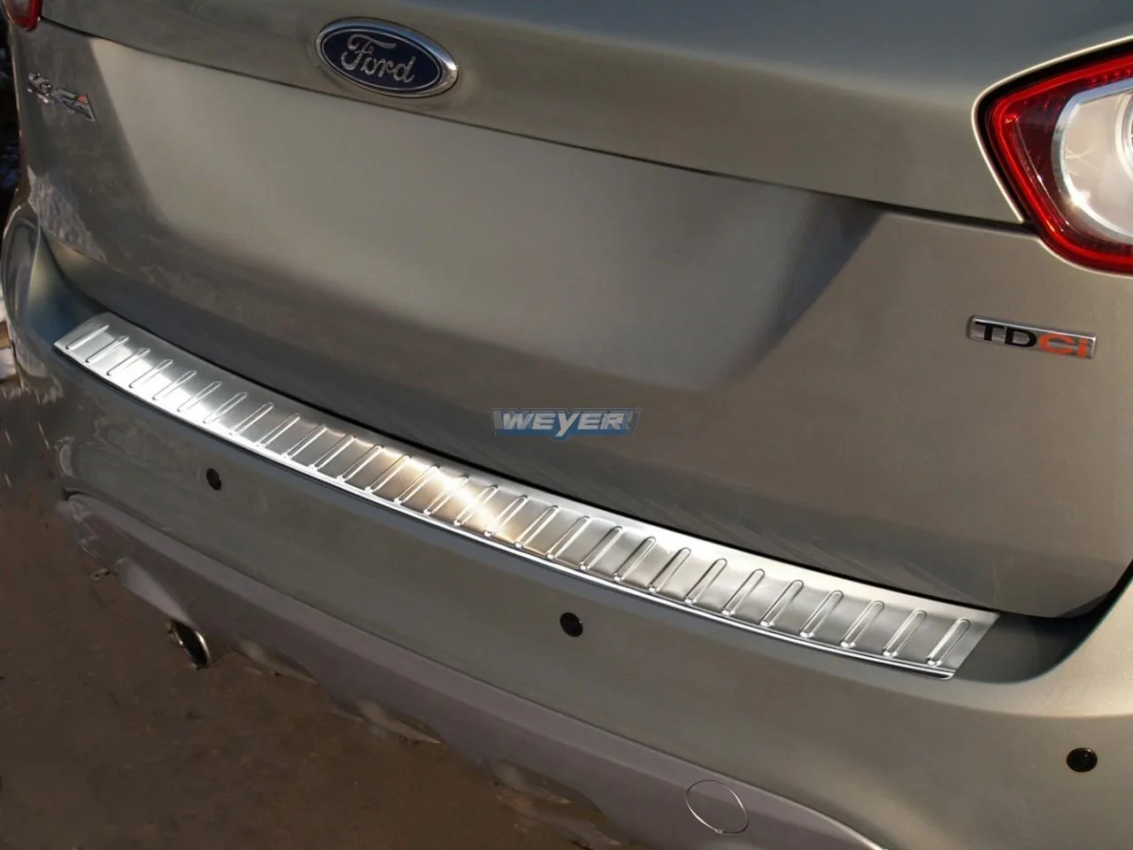 Edelstahl-Ladekantenschutz für den Ford Kuga 1