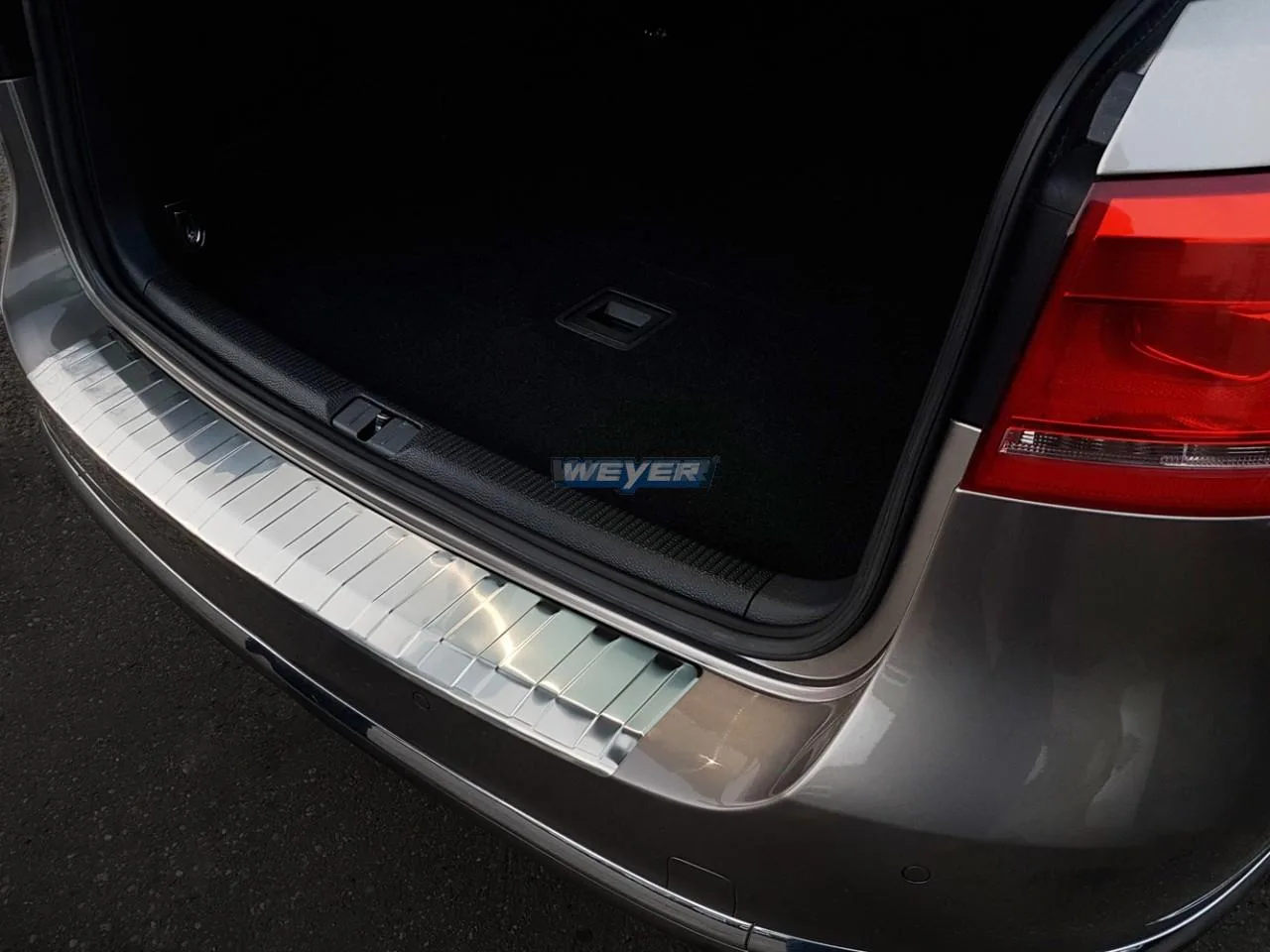 Edelstahl-Ladekantenschutz für den VW Passat 7. Gen