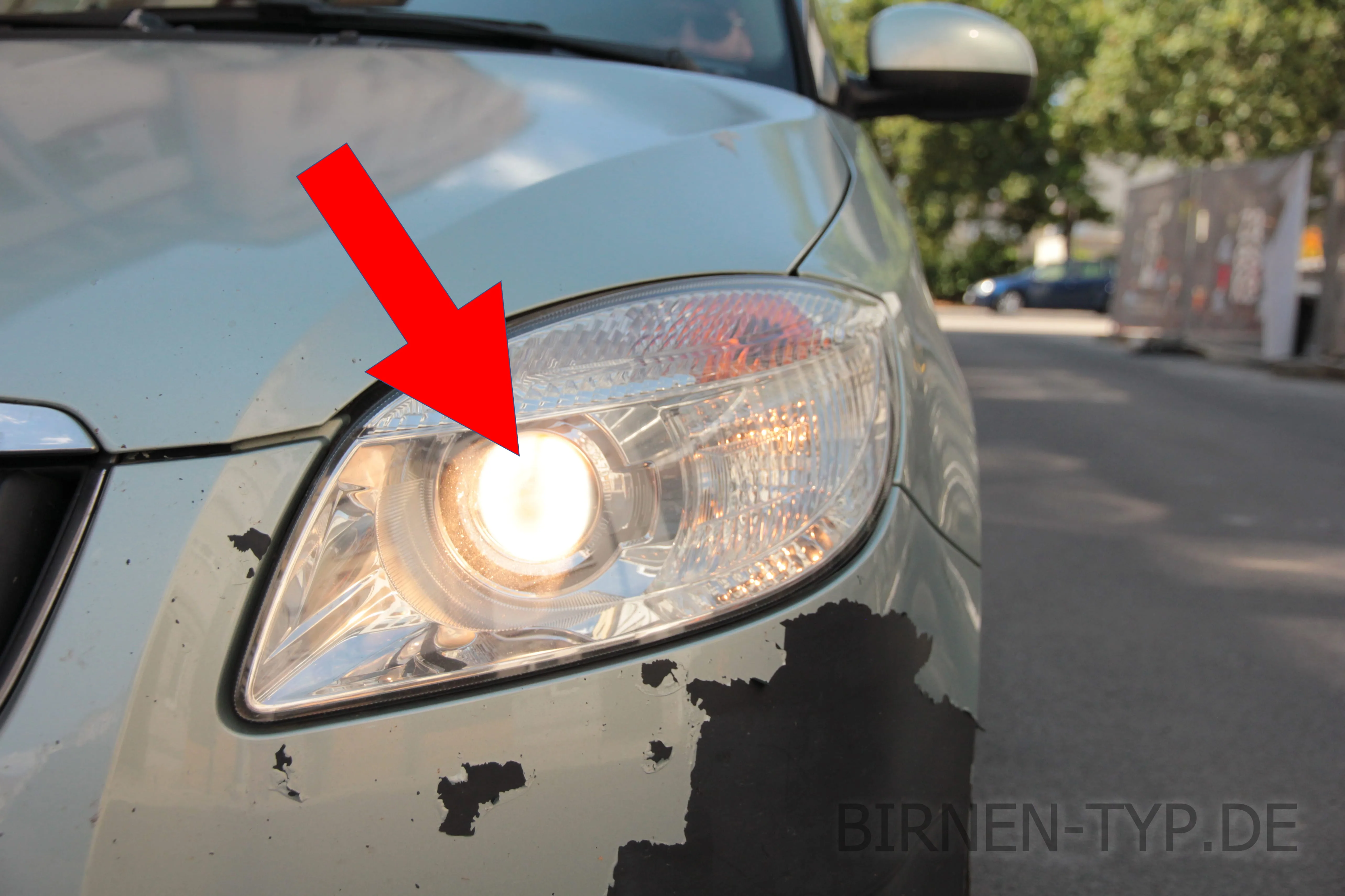 Fernlicht des Škoda Fabia 2 — vor Facelift BIS 07/2010 (Fern- & Abblendlicht von einer H7-Birne - auch mit Kurvenlicht)