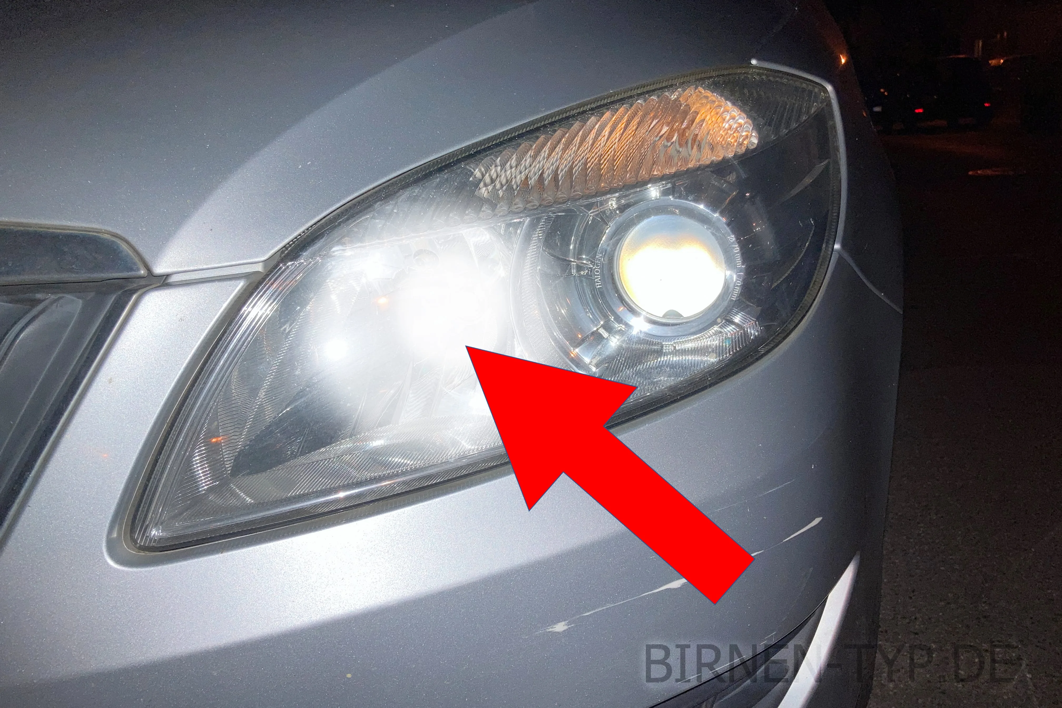 Fernlicht des Škoda Fabia 2 — nach Facelift AB 07/2010 - auch Kurvenlicht-Variante