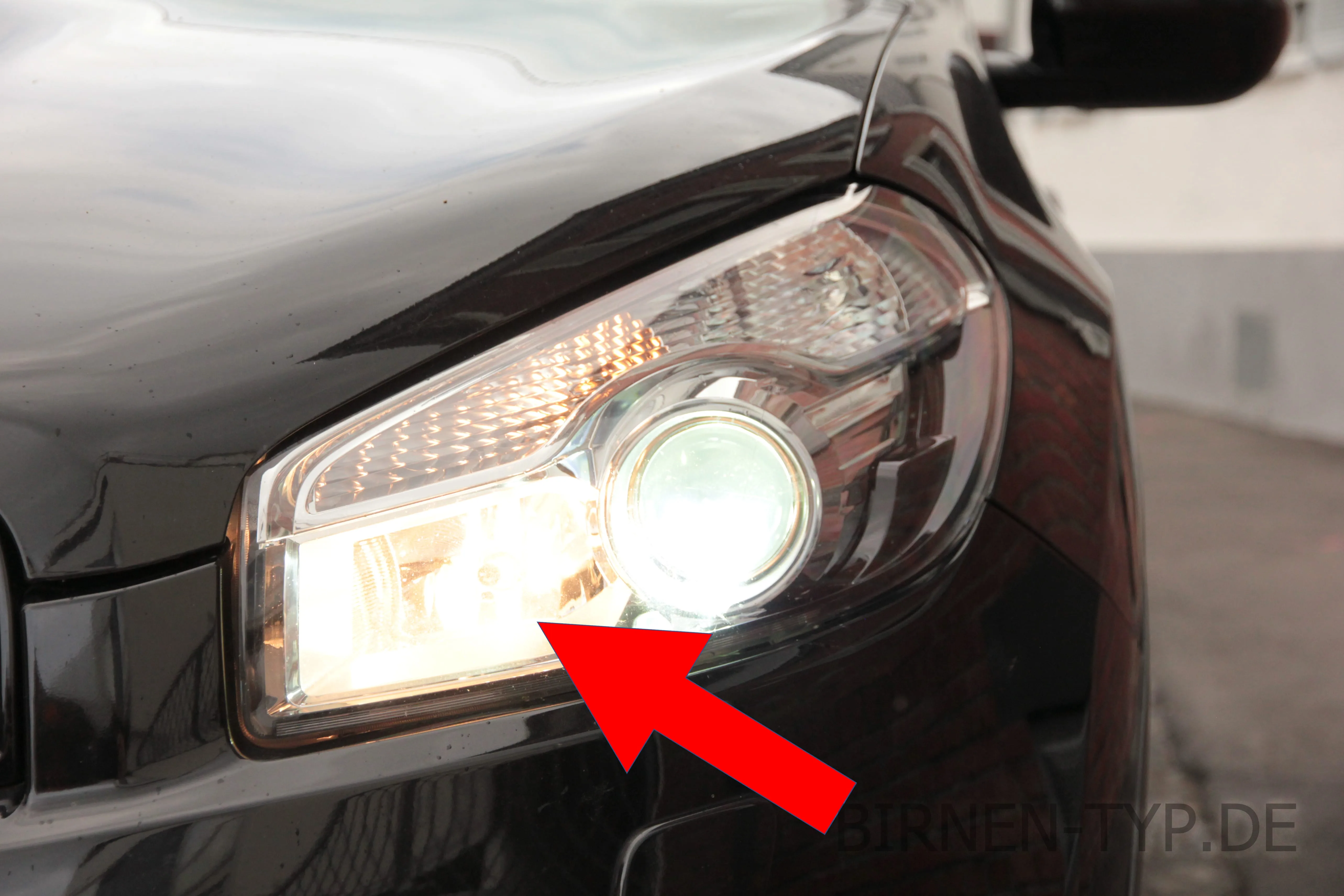 Fernlicht des Nissan Qashqai (+2) — bei Xenon-Abblendlicht