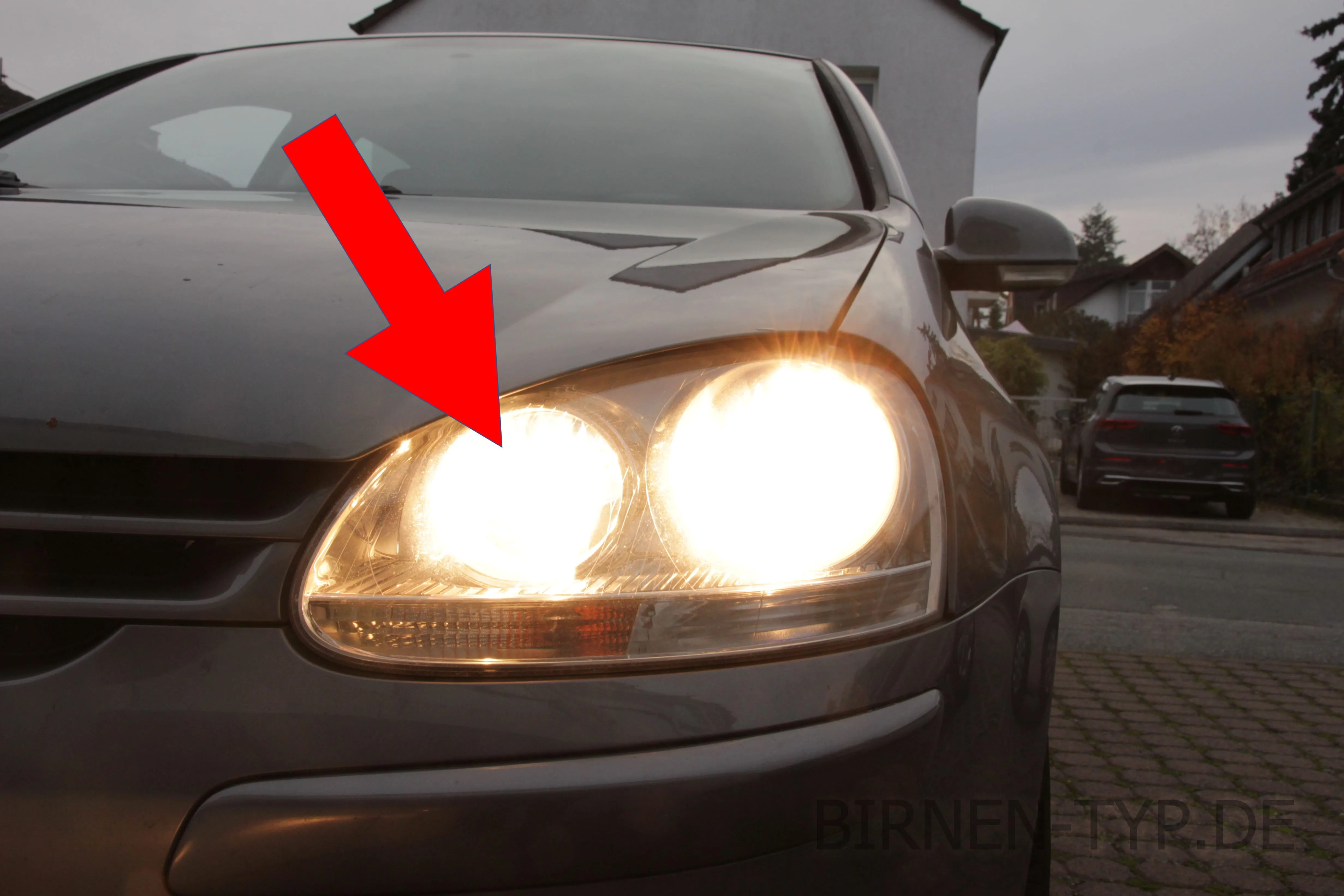 Fernlicht des VW Golf 5 — bei Halogen-Abblendlicht