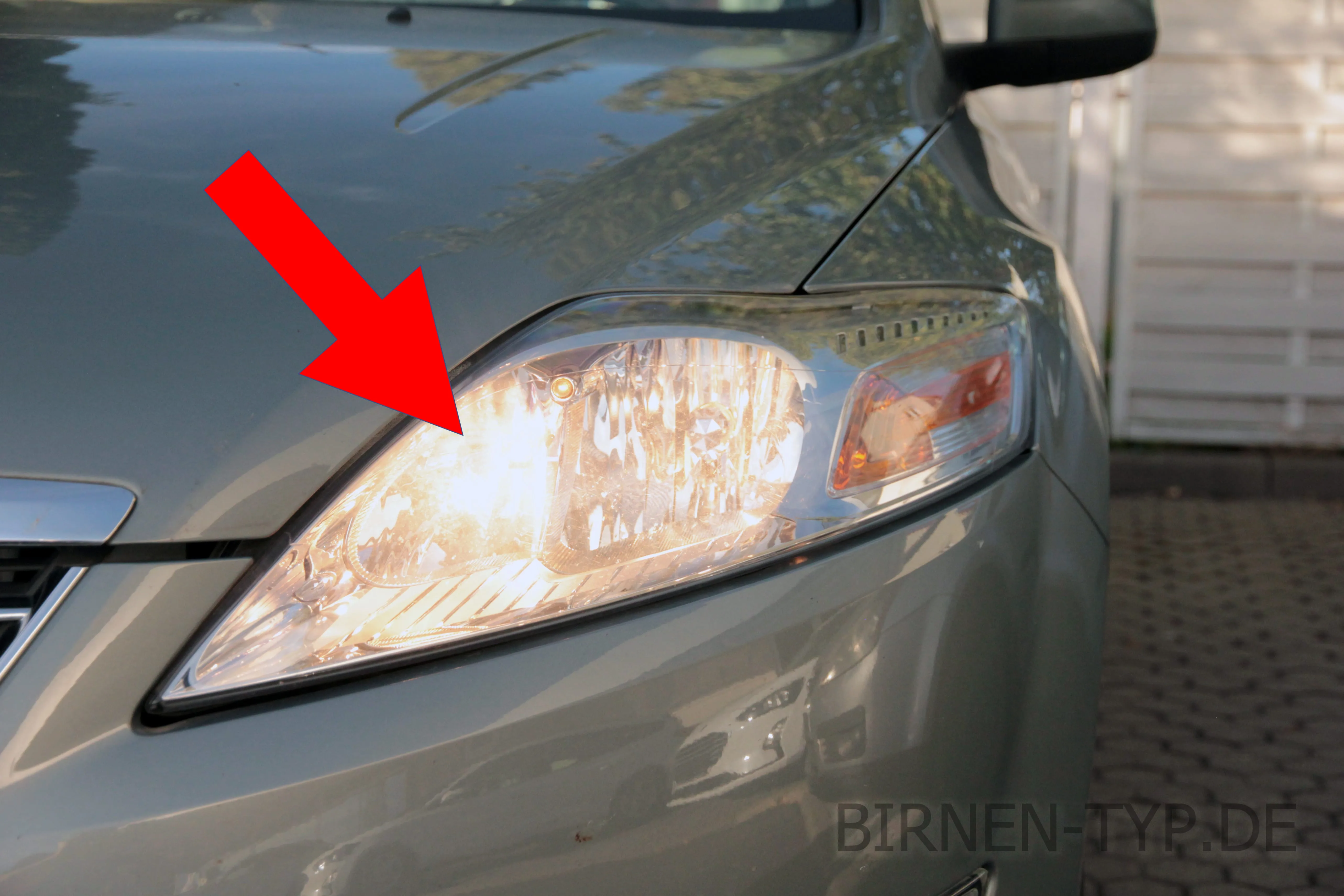 Fernlicht des Ford Mondeo 4 — bei Halogen-Abblendlicht