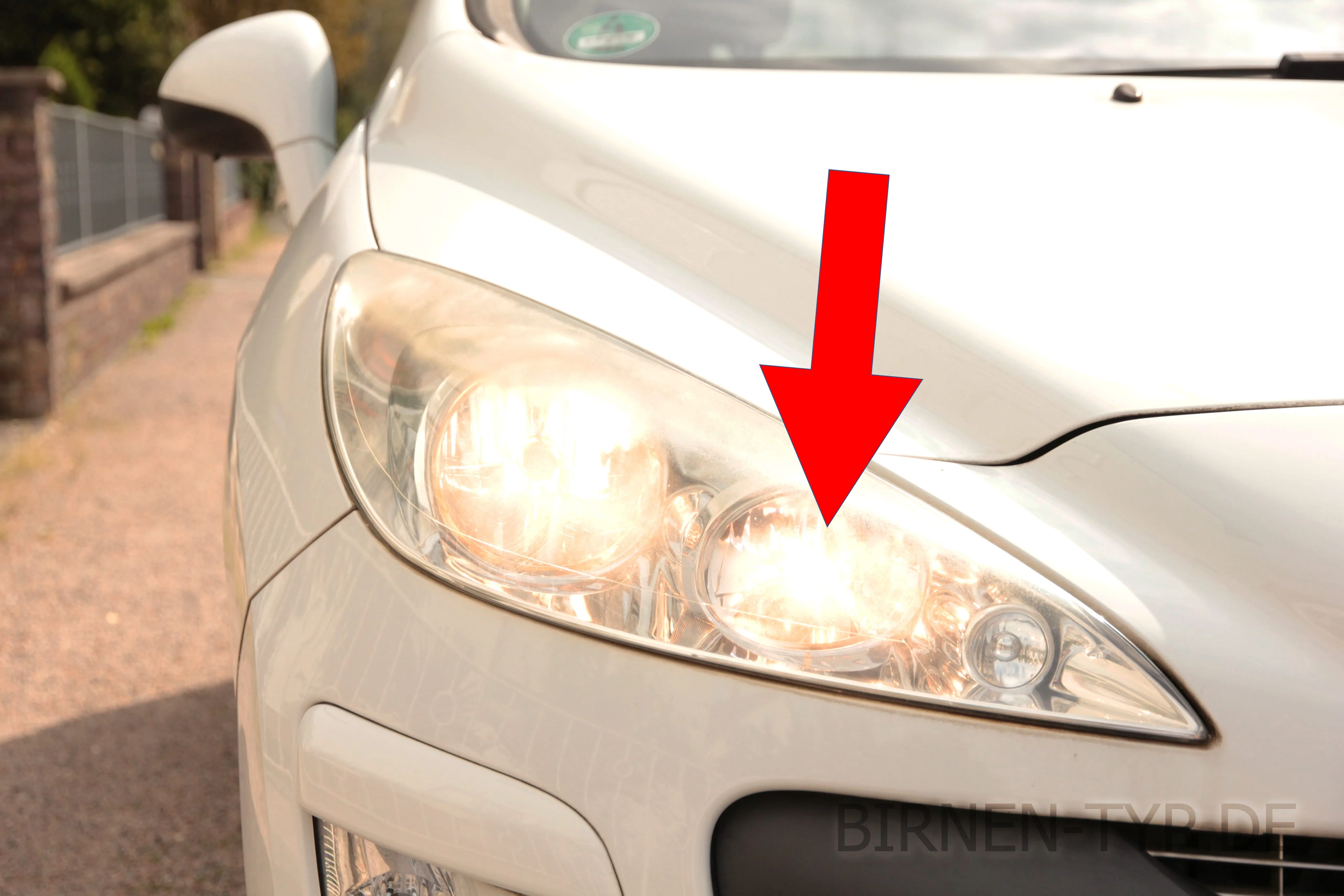 Fernlicht des Peugeot 308 — bei Halogen-Abblendlicht