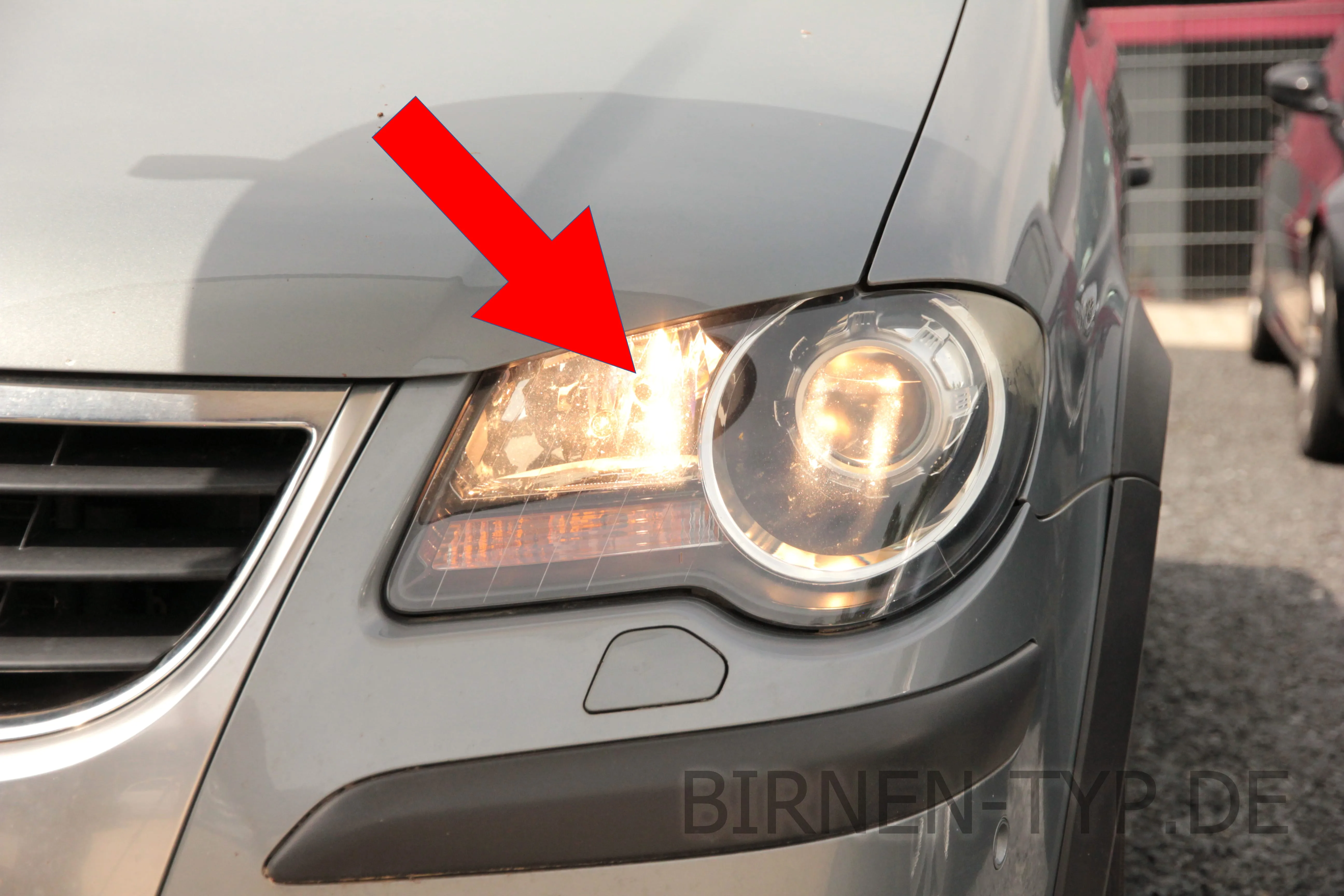 Fernlicht des VW Touran 1. Gen GP1 — bei Halogen-Abblendlicht