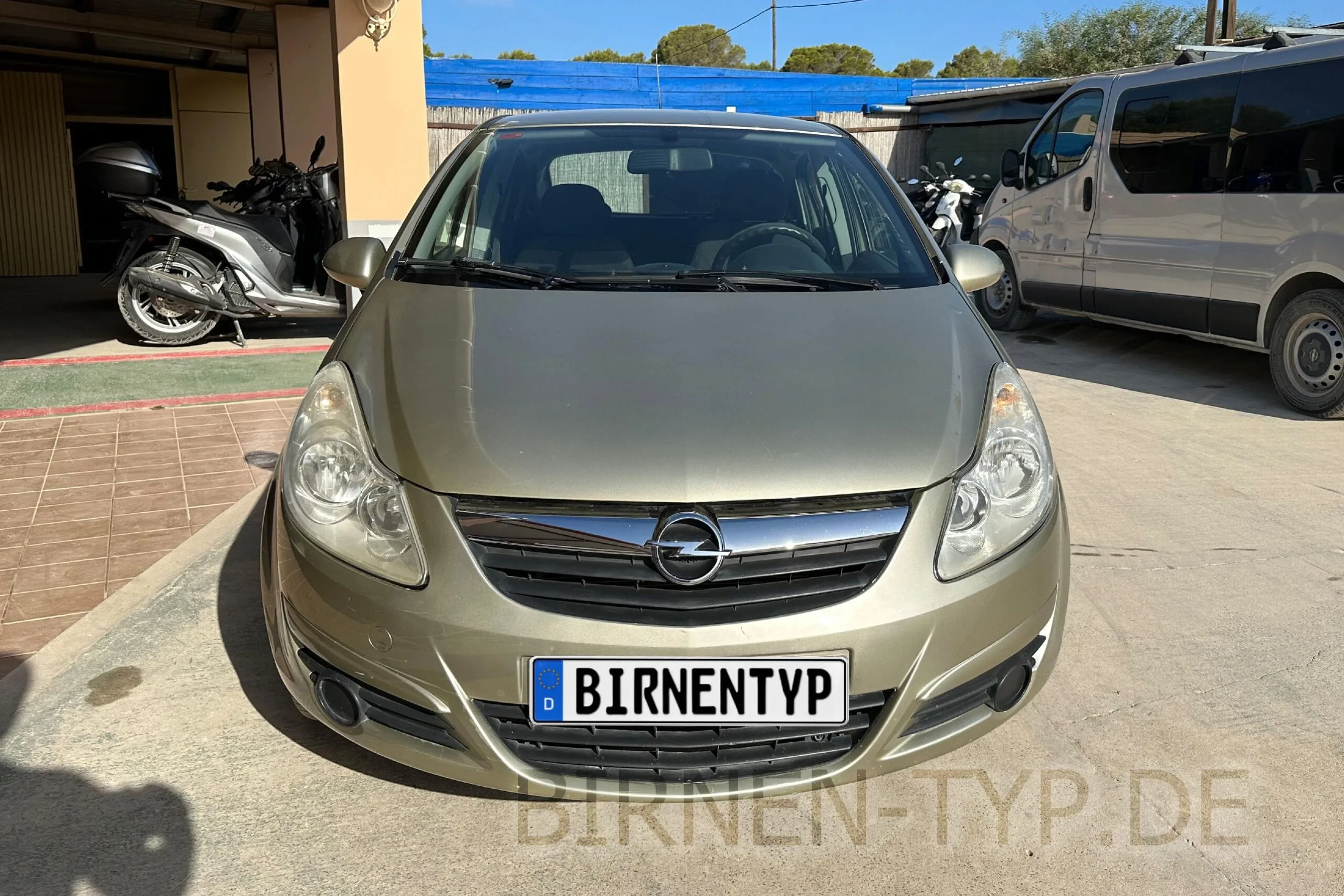 Frontansicht eines Opel Corsa D, des meistzugelassenen Autos aus dem Jahrgang 2006
