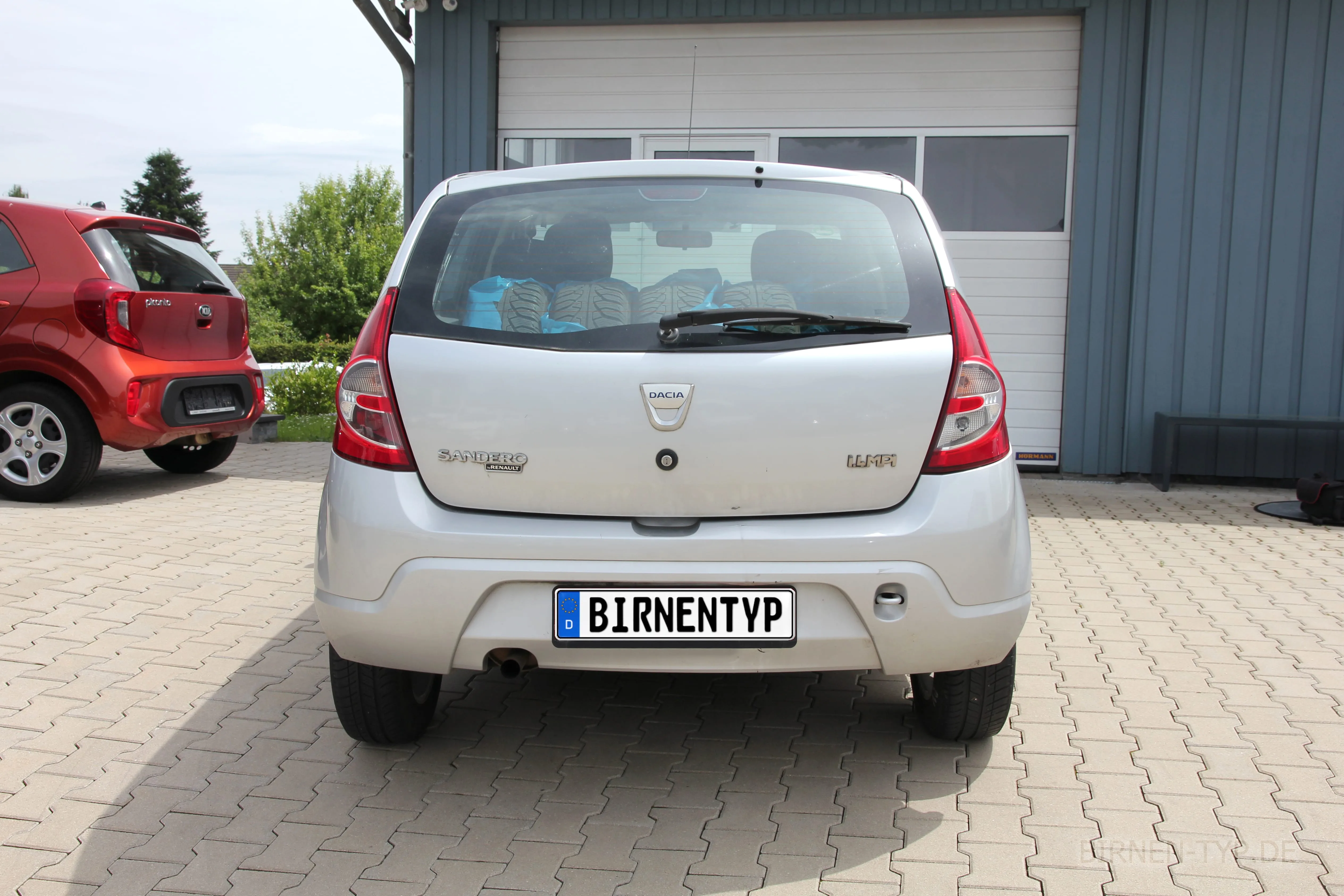 Heck-Ansicht des Dacia Sandero 1. Gen