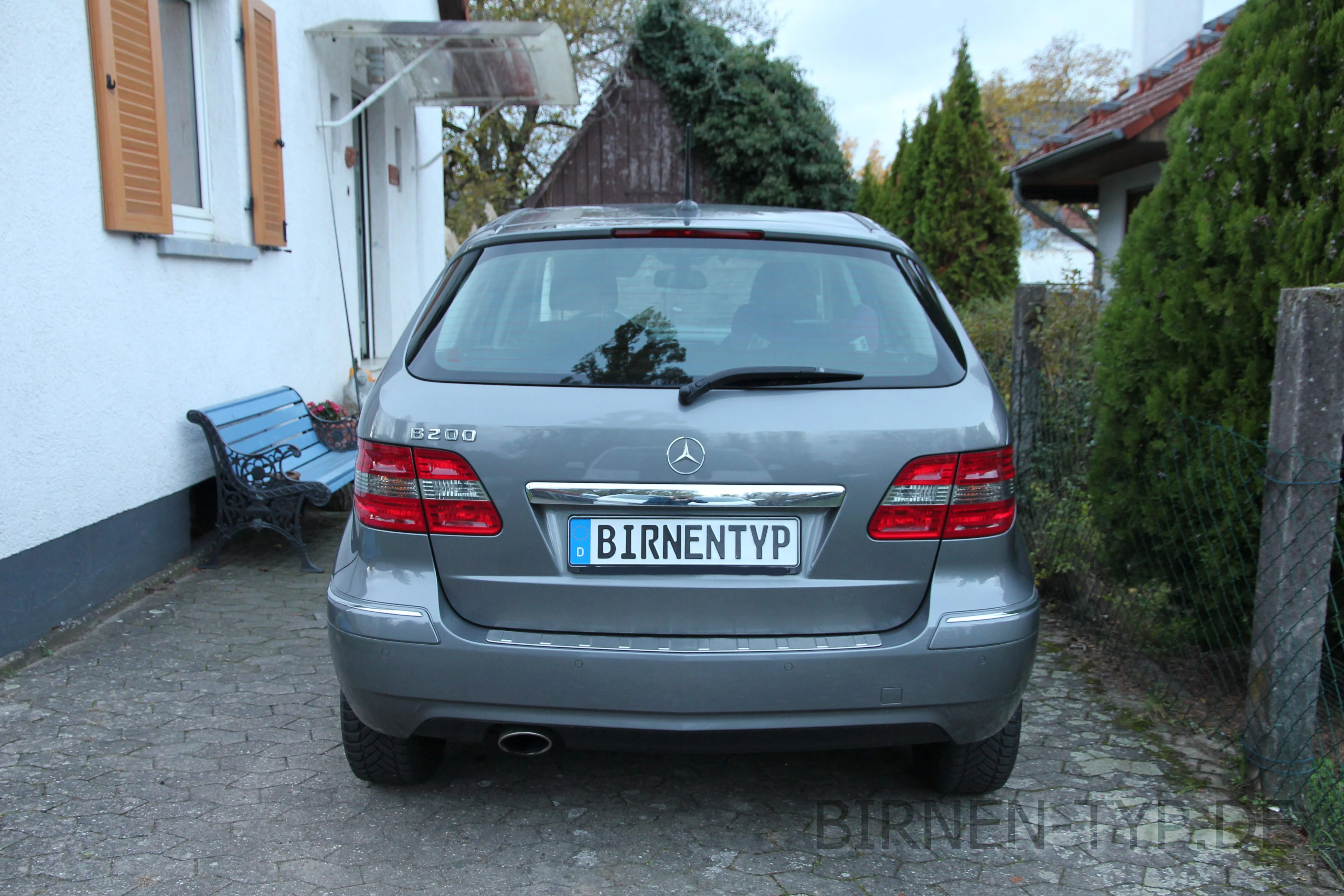 Heck-Ansicht der Mercedes Benz B-Klasse,