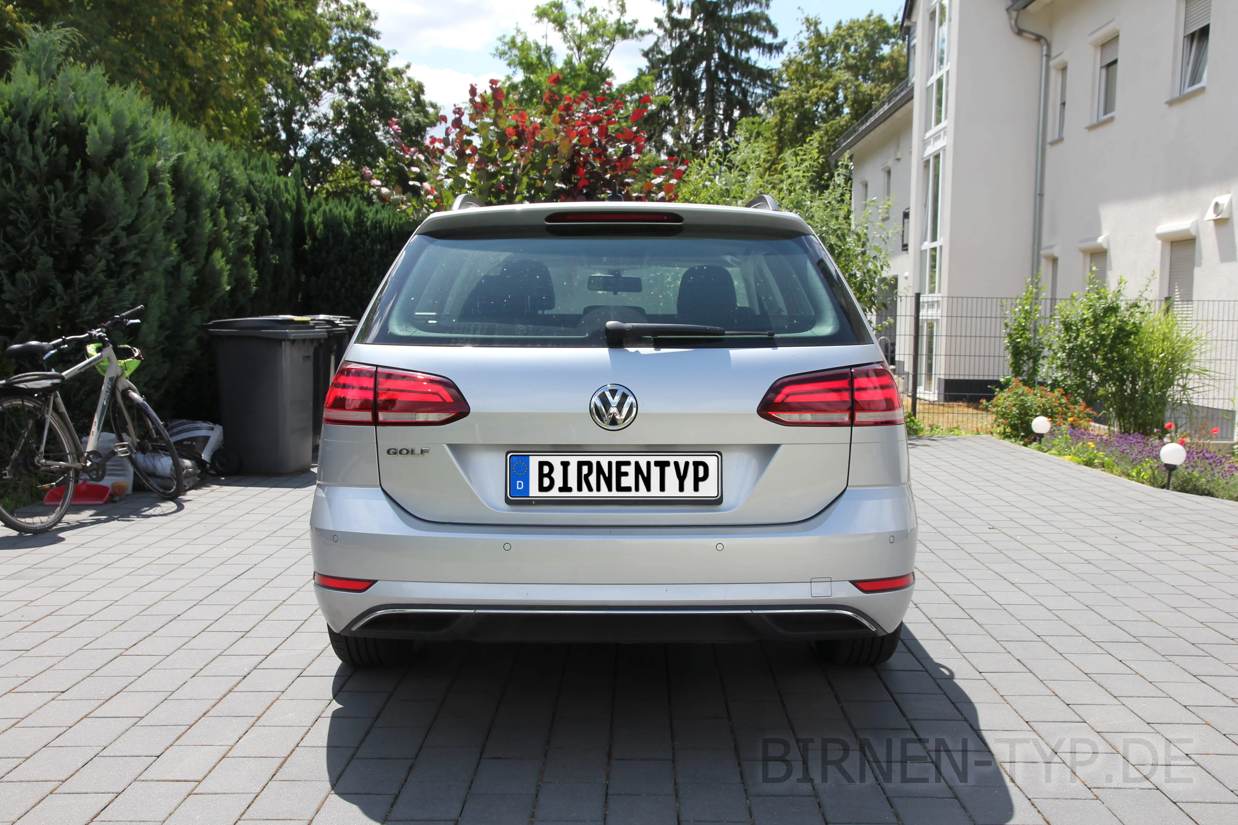 Kennzeichenbeleuchtung des VW Golf 7; der rote Pfeil zeigt auf die Fassung