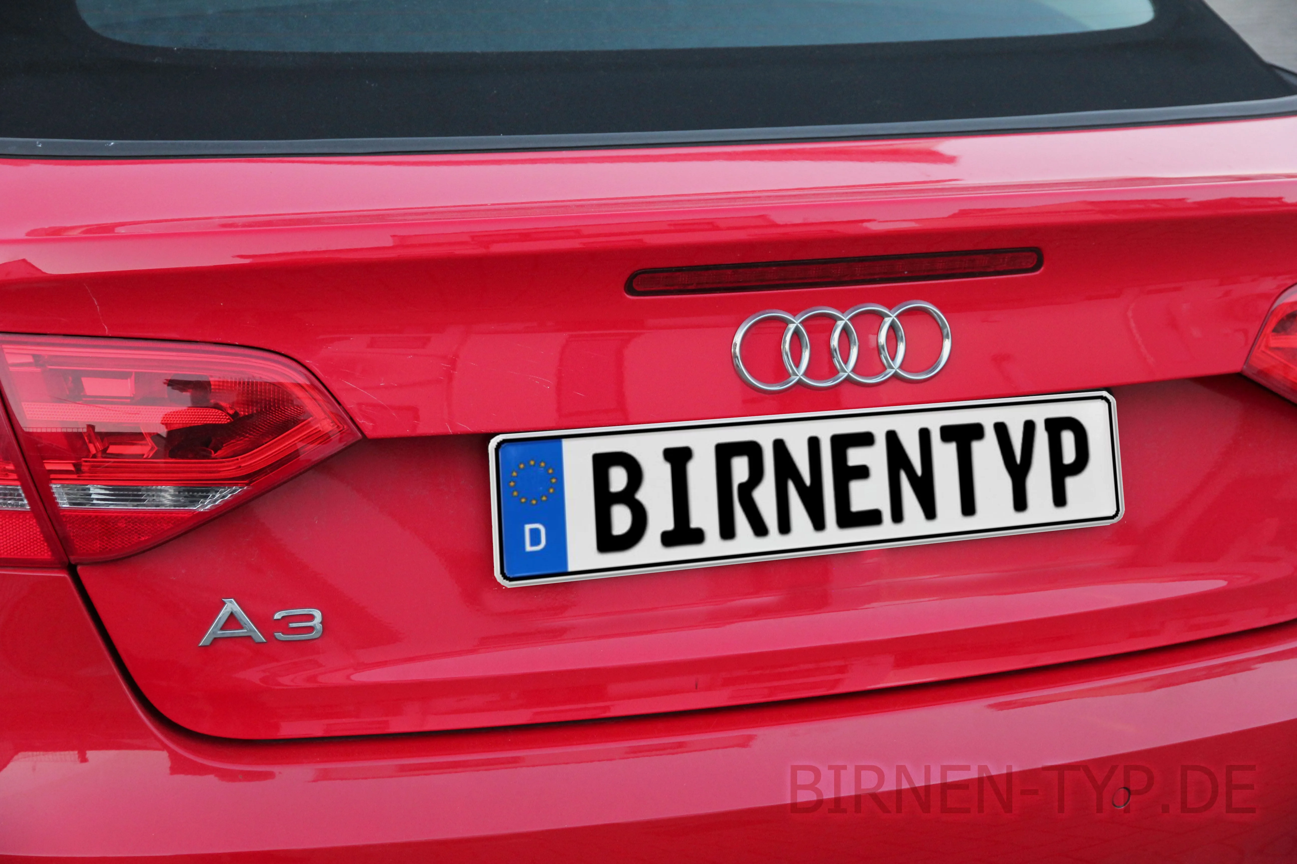 Kennzeichenbeleuchtung des Audi A3 Cabrio 2. Gen; der rote Pfeil zeigt auf die Fassung