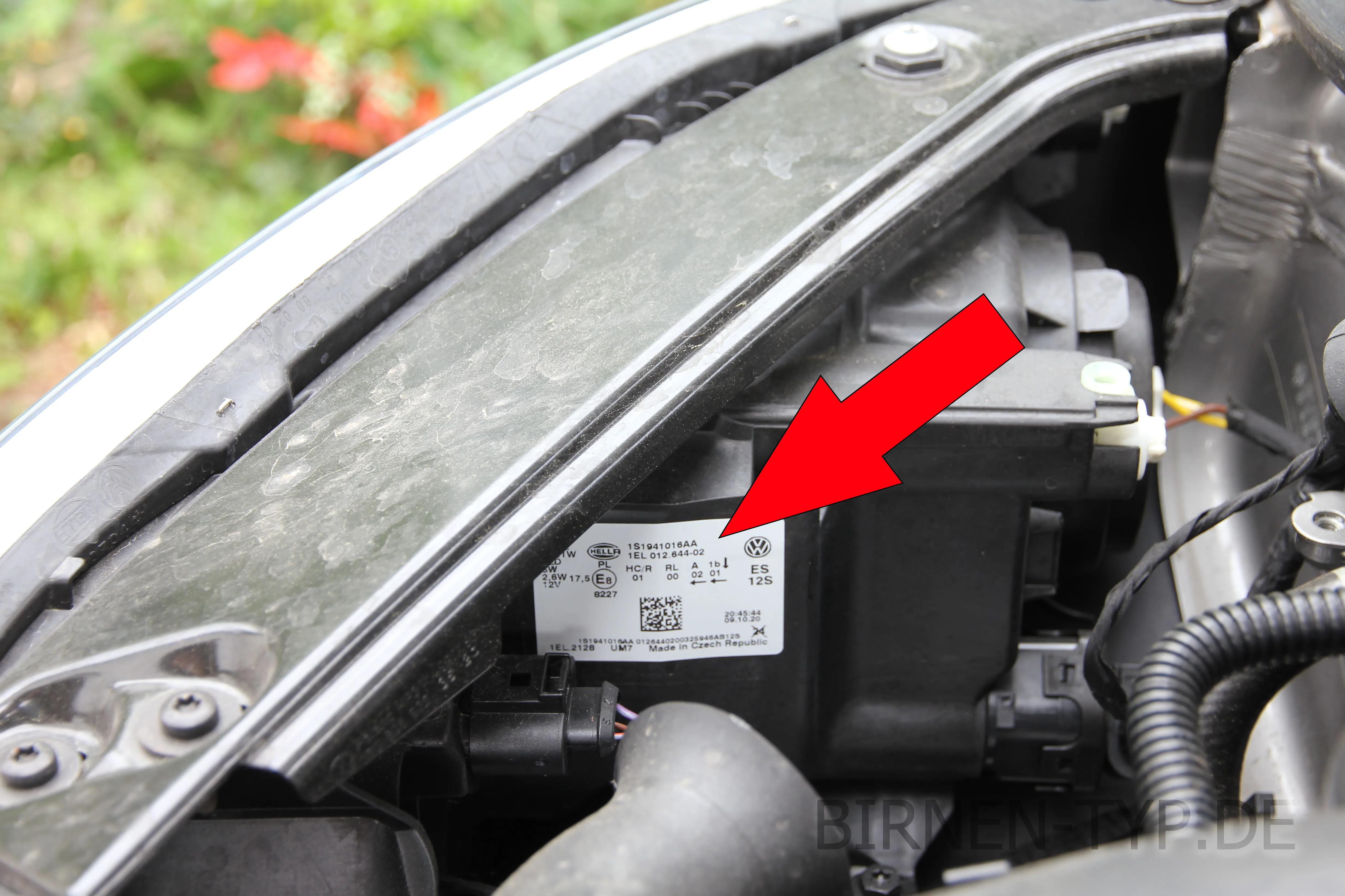 Hier findest Du die Scheinwerfer-Genehmigungsnummer des VW up! 1 (vor & nach Facelift)
