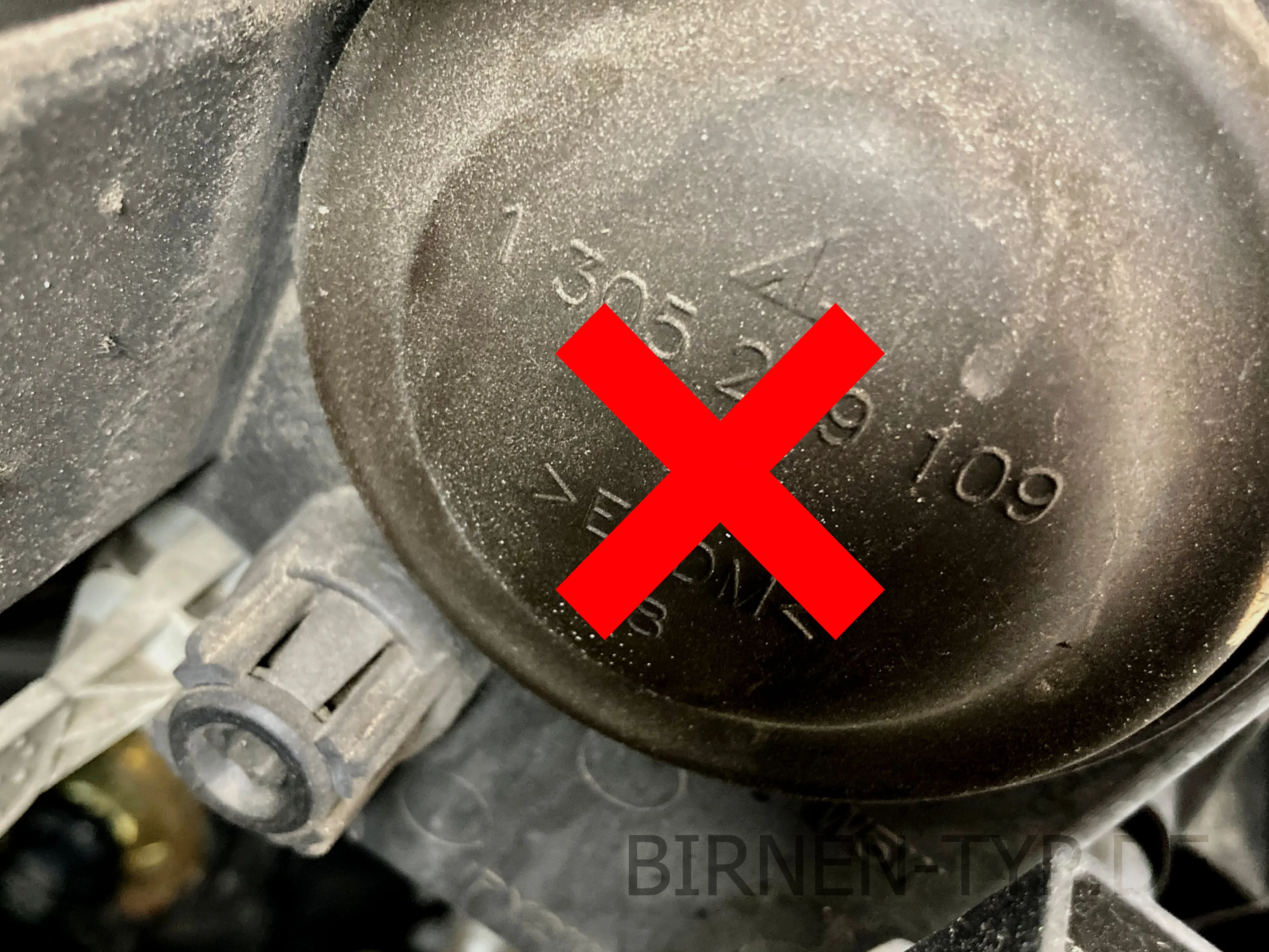 Scheinwerfergenehmigungsnummer Volkswagen VW Touran 1 (2.Facelift) GP2 _ 1T3 H7 H15 HB4 D3S D3S Birne Birnchen Lampe Leuchte Wechsel Ersatz Tausch Licht Halogen Reparatur Defekt kaputt IMG_3692