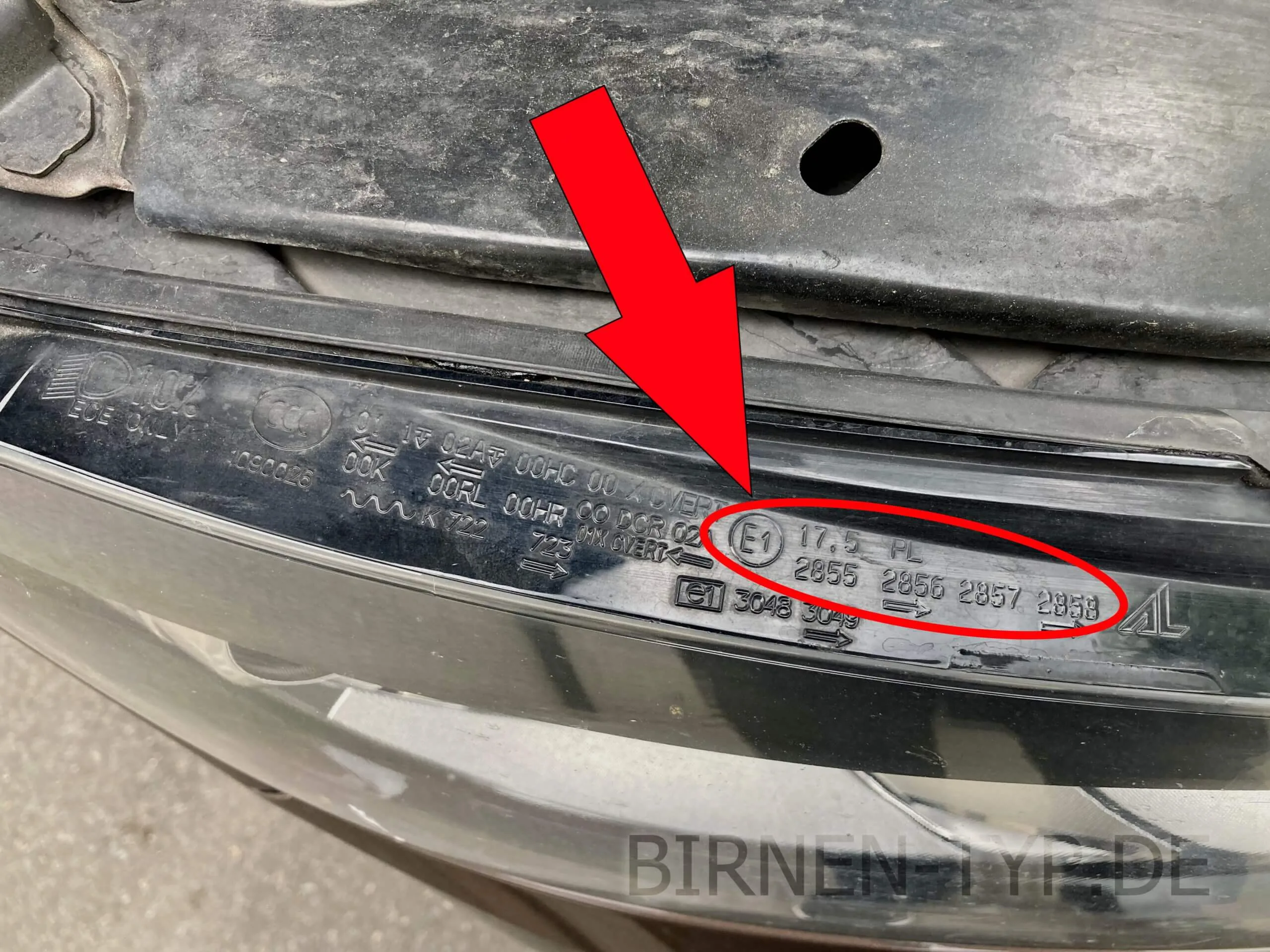 Hier findest Du die Scheinwerfer-Genehmigungsnummer des VW Touran 1 (2. GP / 2. Facelift)