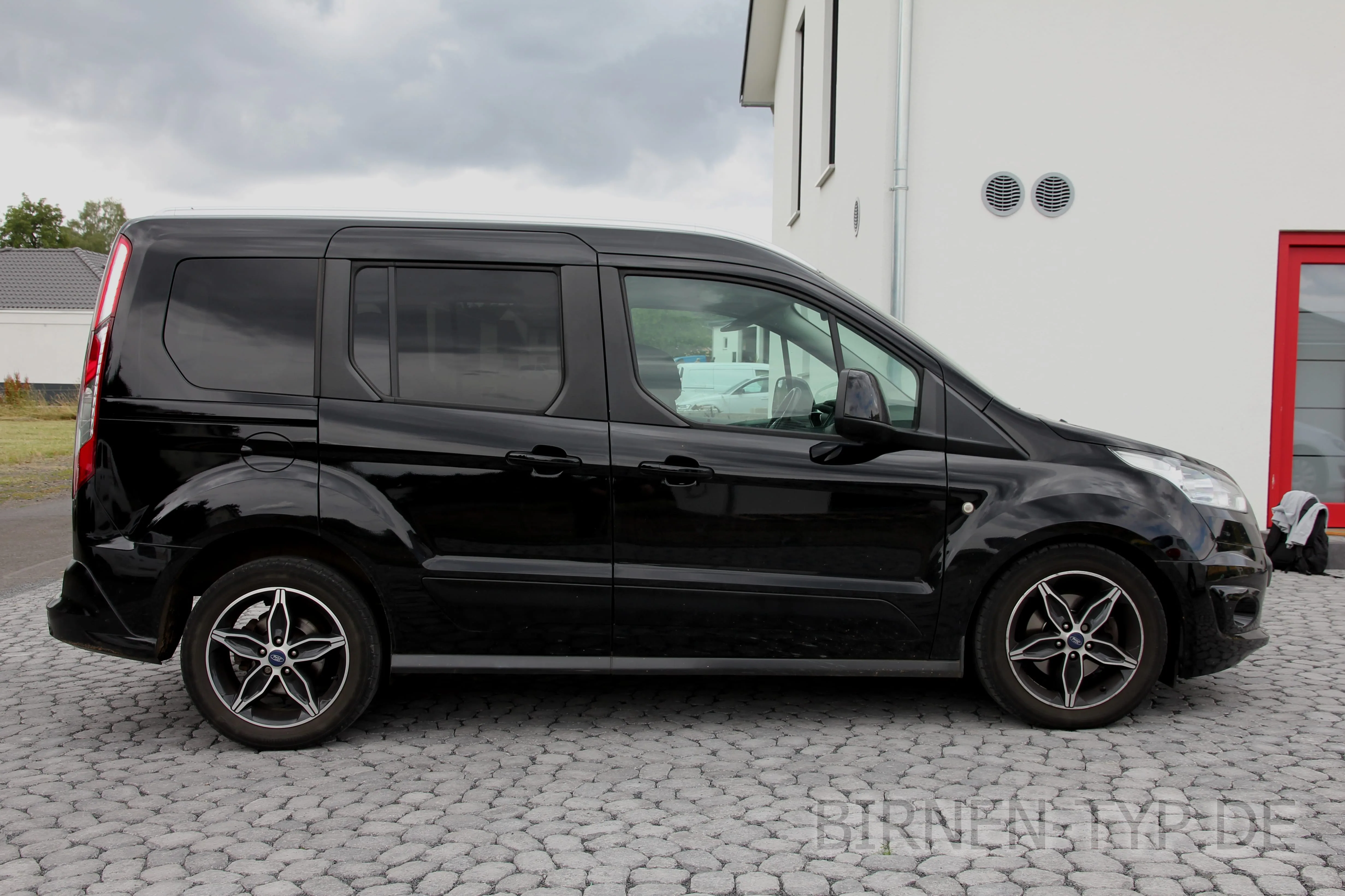 Seitenansicht (Beifahrerseite) des Ford Tourneo Connect als Tourneo Connect (5-Sitzer)