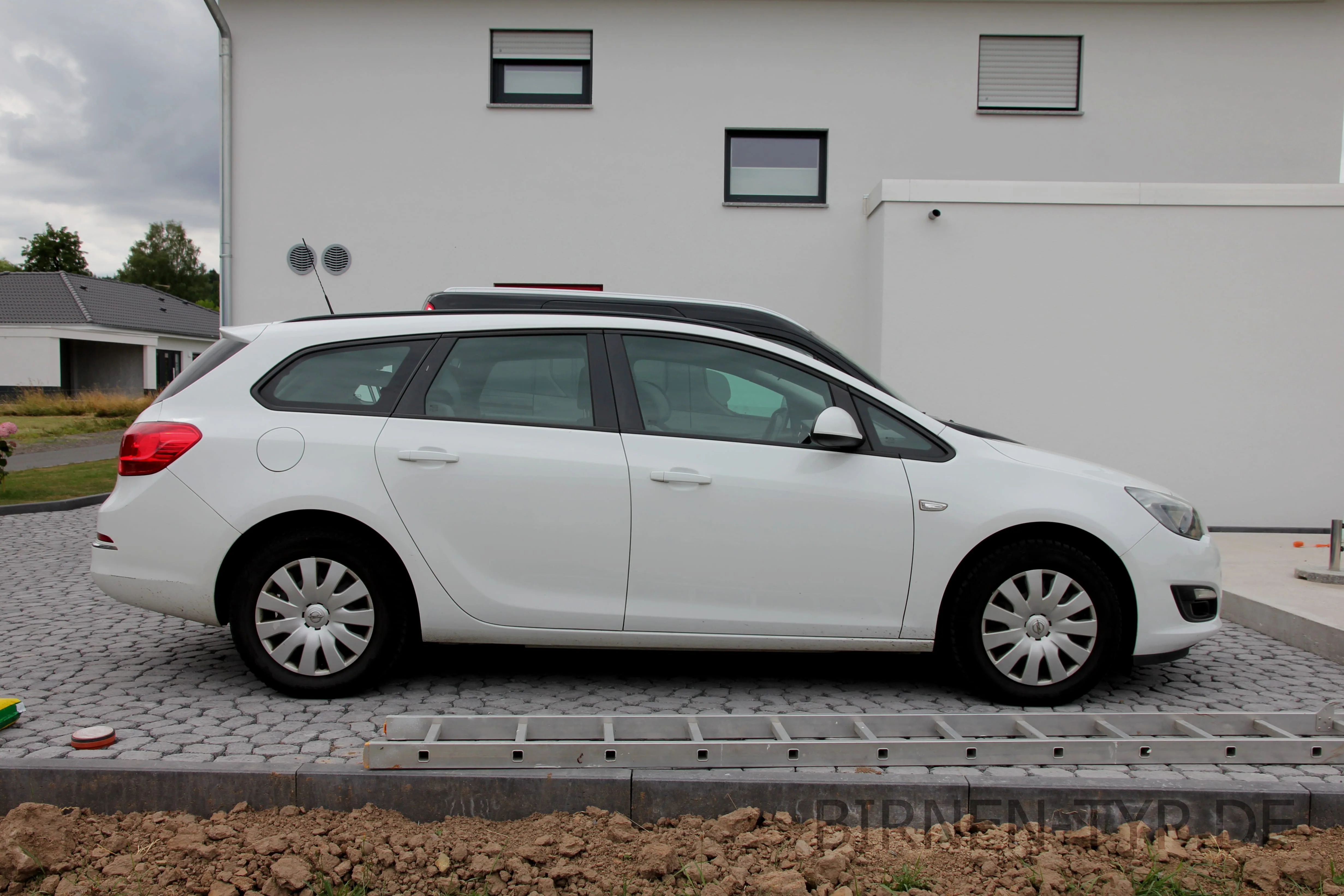 Seitenansicht (Beifahrerseite) des Opel Astra als Sports Tourer (Kombi)