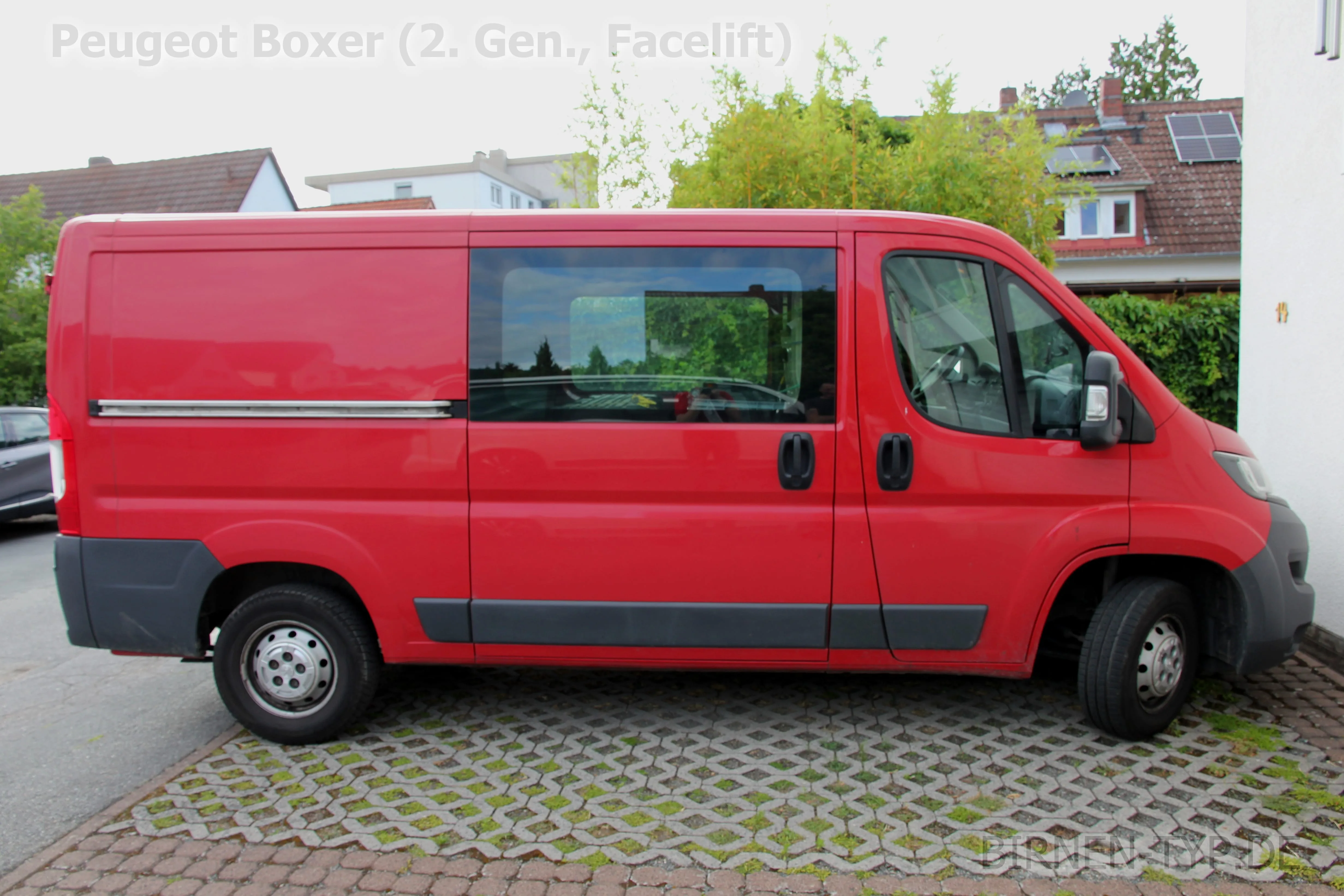 Seitenansicht (Beifahrerseite) des Peugeot Boxer als Kastenwagen / Bus