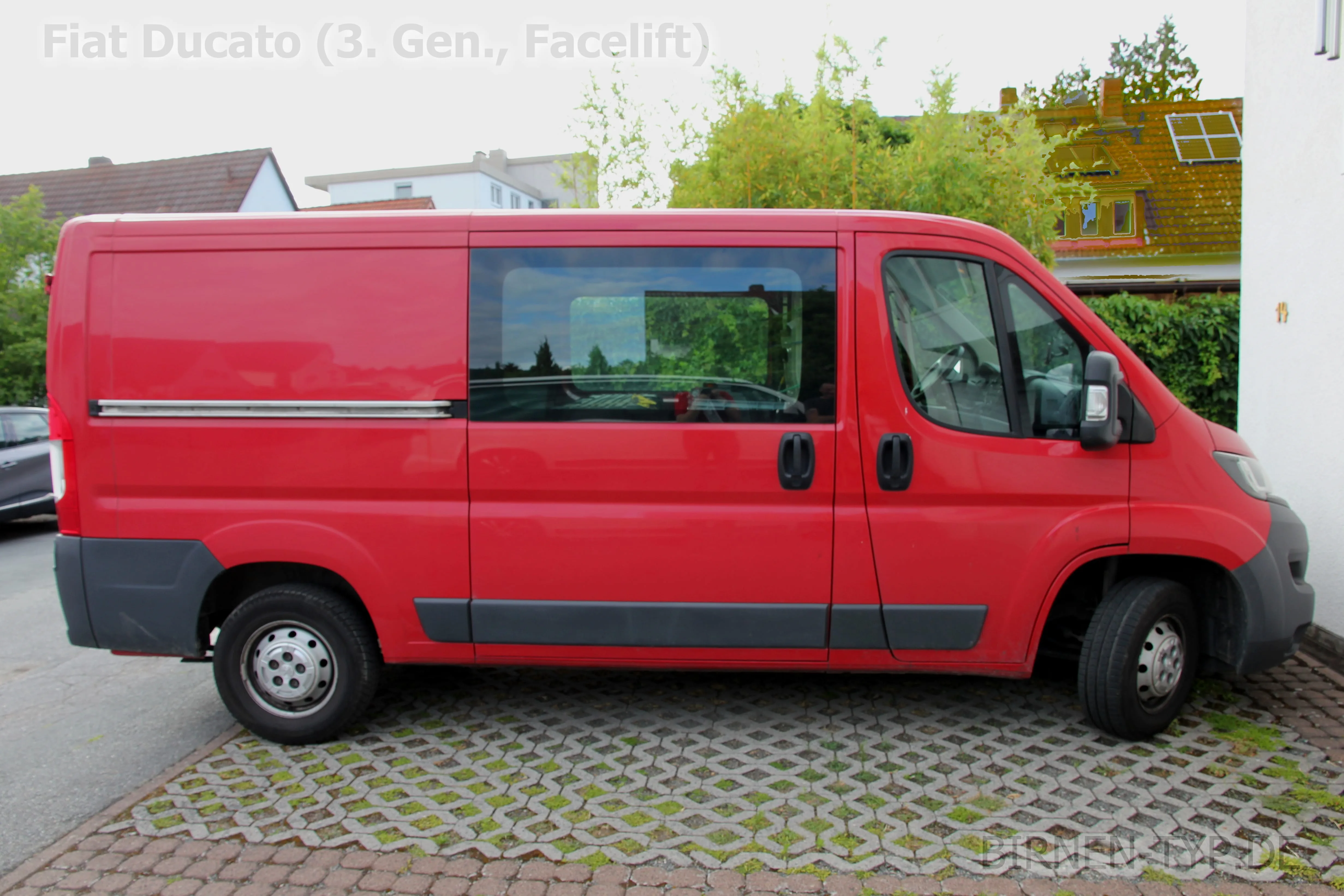 Seitenansicht (Beifahrerseite) des Fiat Ducato als Kastenwagen / Bus