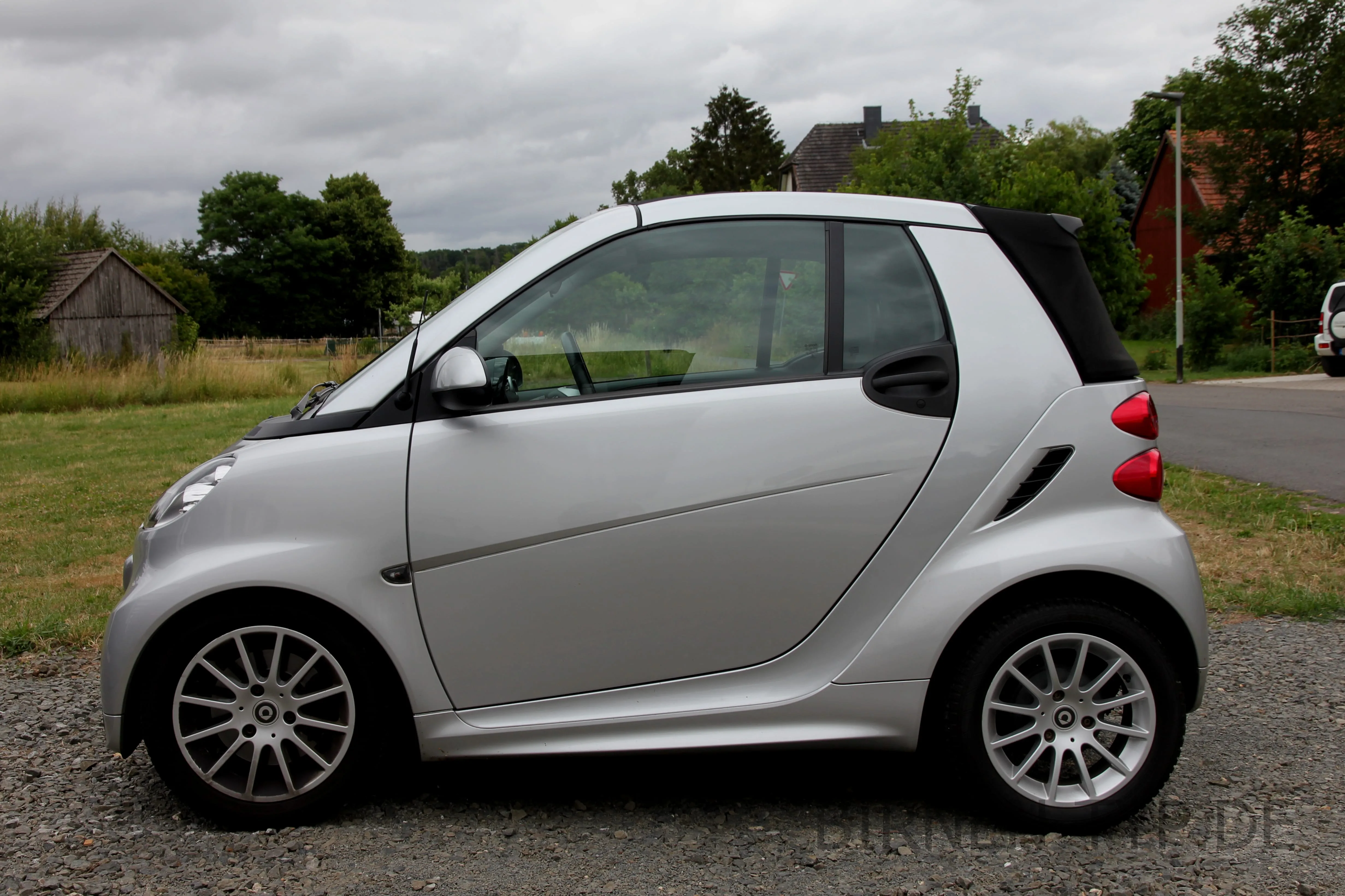 Seitenansicht (Fahrerseite) des Smart ForTwo als Cabriolet