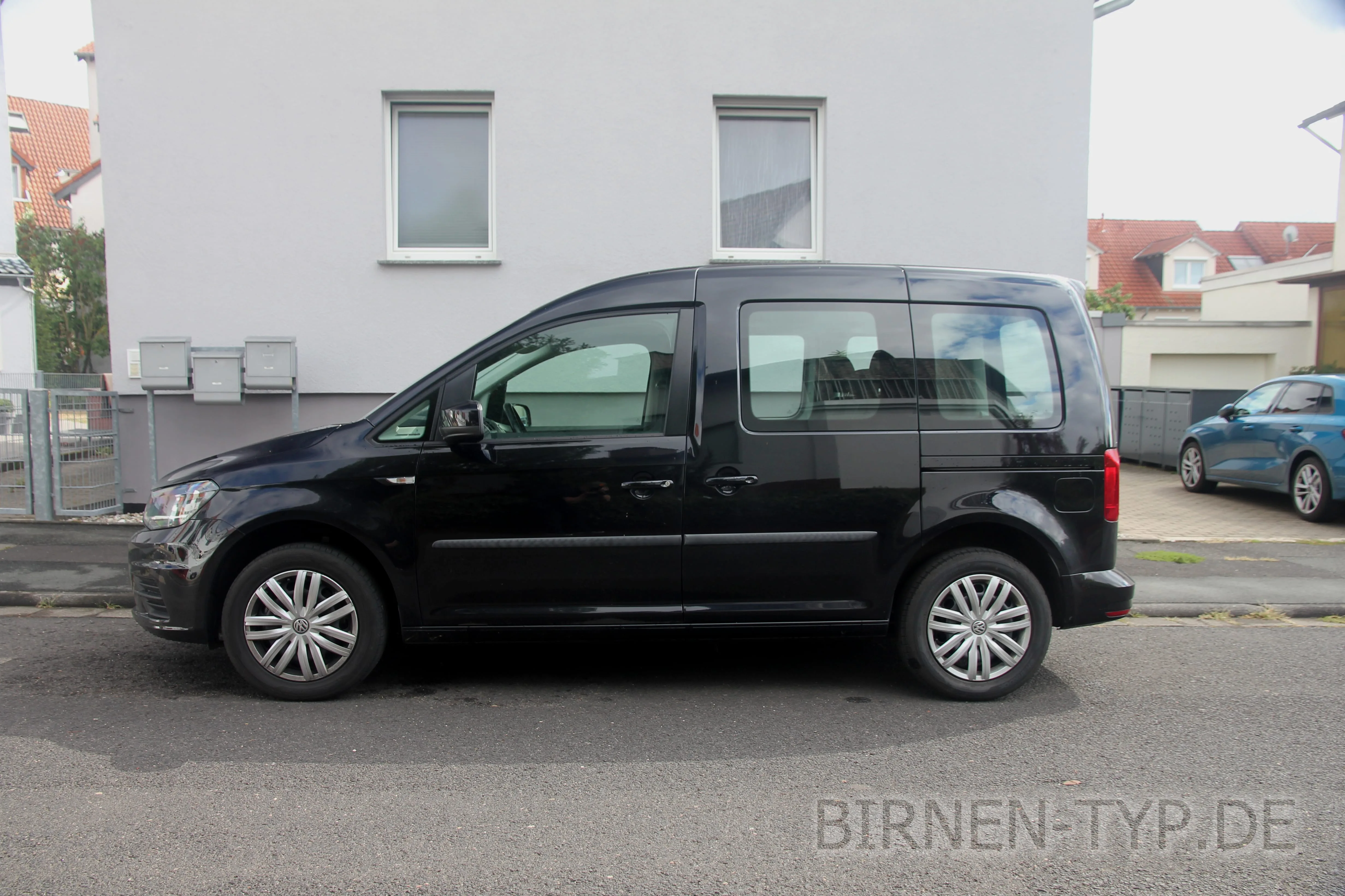 Seitenansicht (Fahrerseite) des VW Caddy 4 als Hochdachkombi